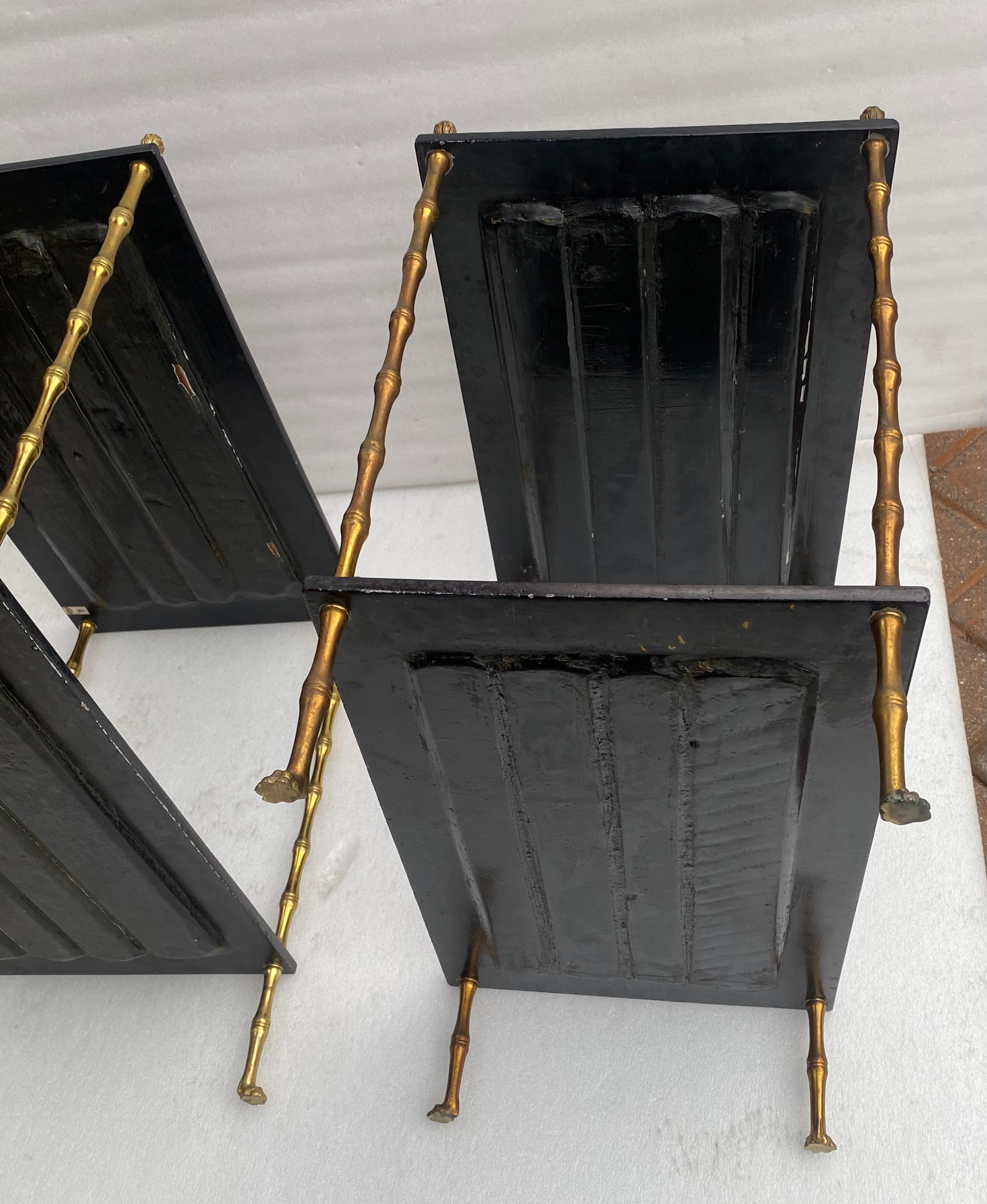 1950′ Paire de tables de la Maison Baguès décor en bambou en bronze doré avec laque chinoise. en vente 6