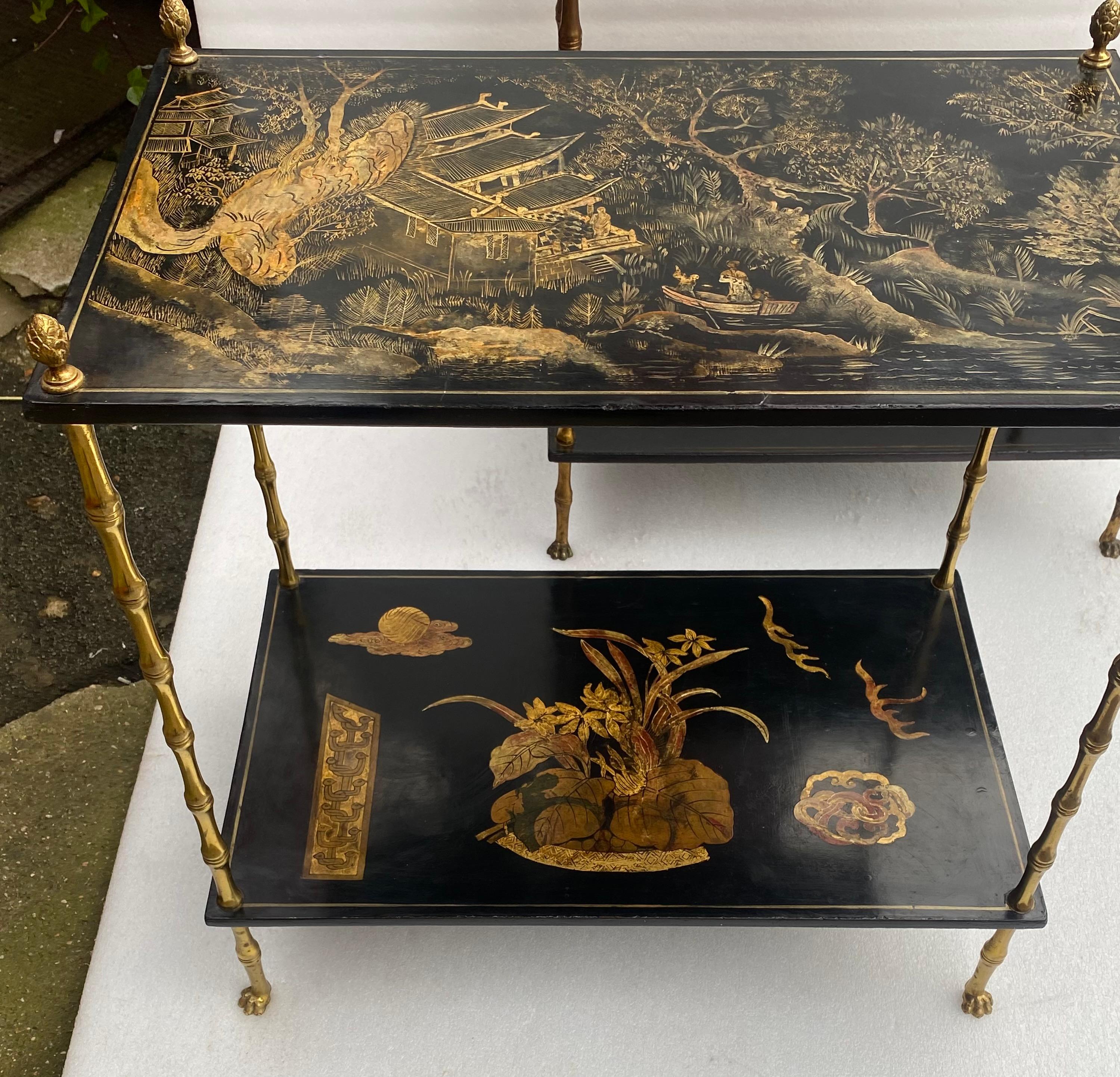 Art déco 1950′ Paire de tables de la Maison Baguès décor en bambou en bronze doré avec laque chinoise. en vente