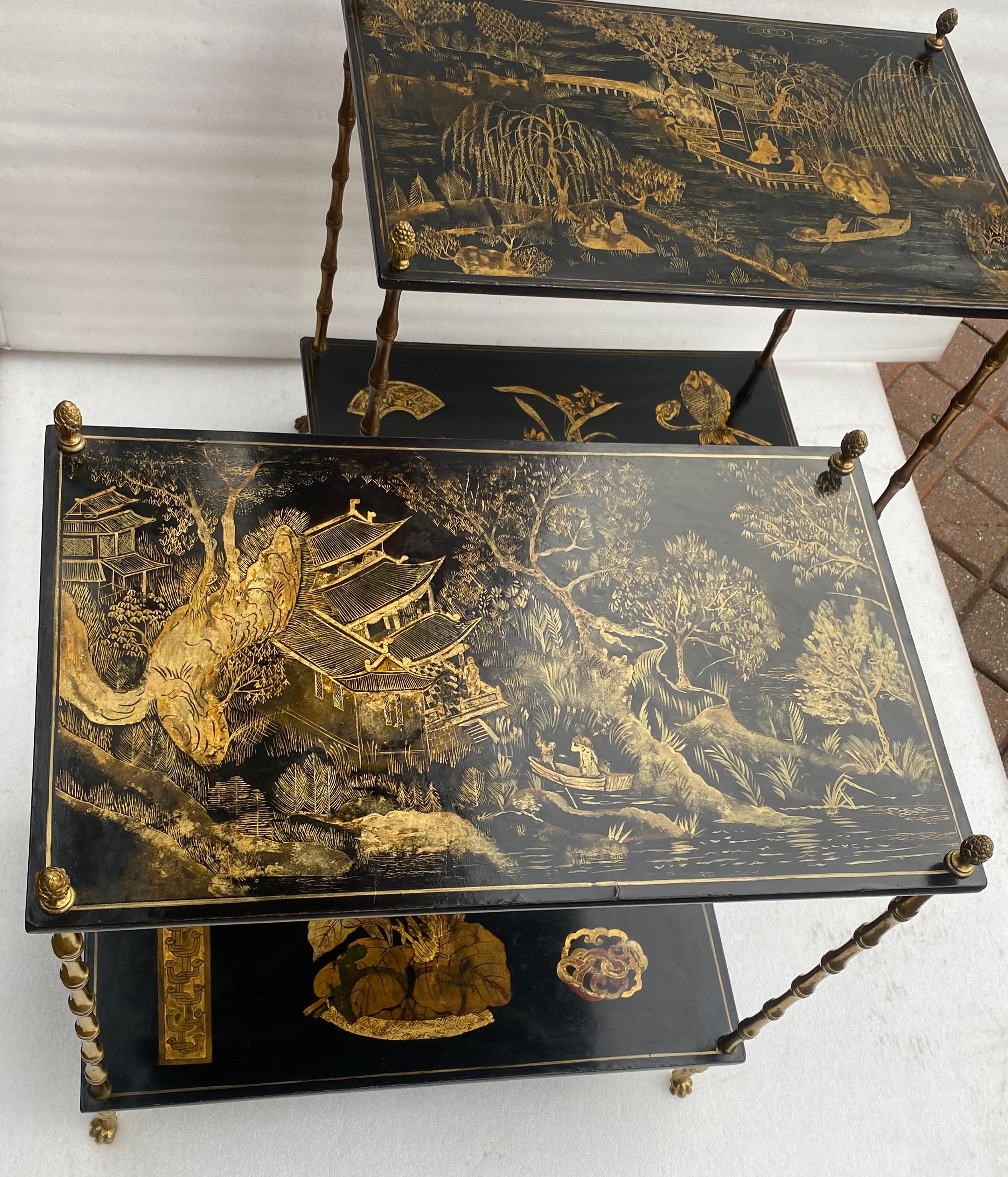 Français 1950′ Paire de tables de la Maison Baguès décor en bambou en bronze doré avec laque chinoise. en vente
