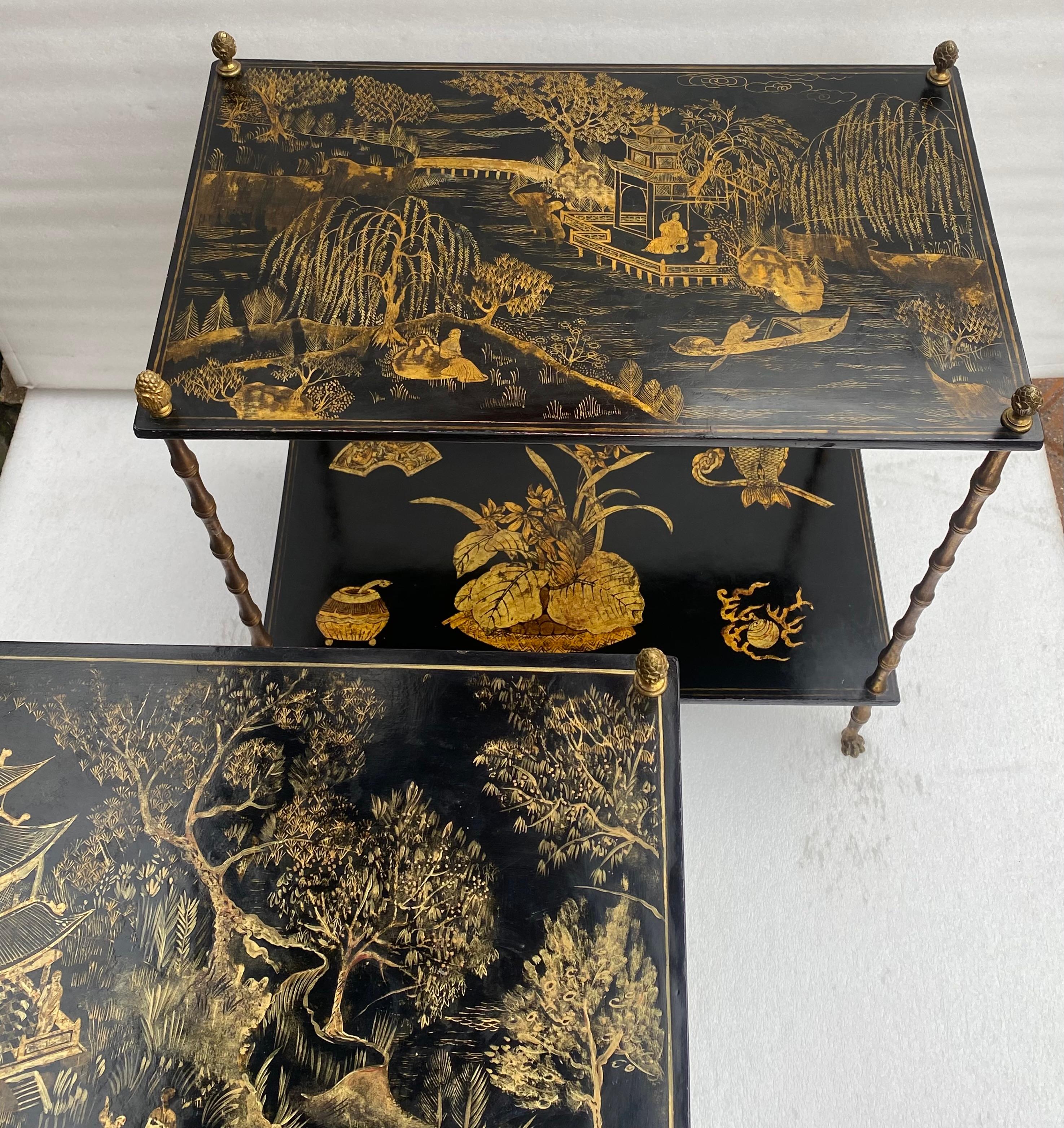 Laqué 1950′ Paire de tables de la Maison Baguès décor en bambou en bronze doré avec laque chinoise. en vente