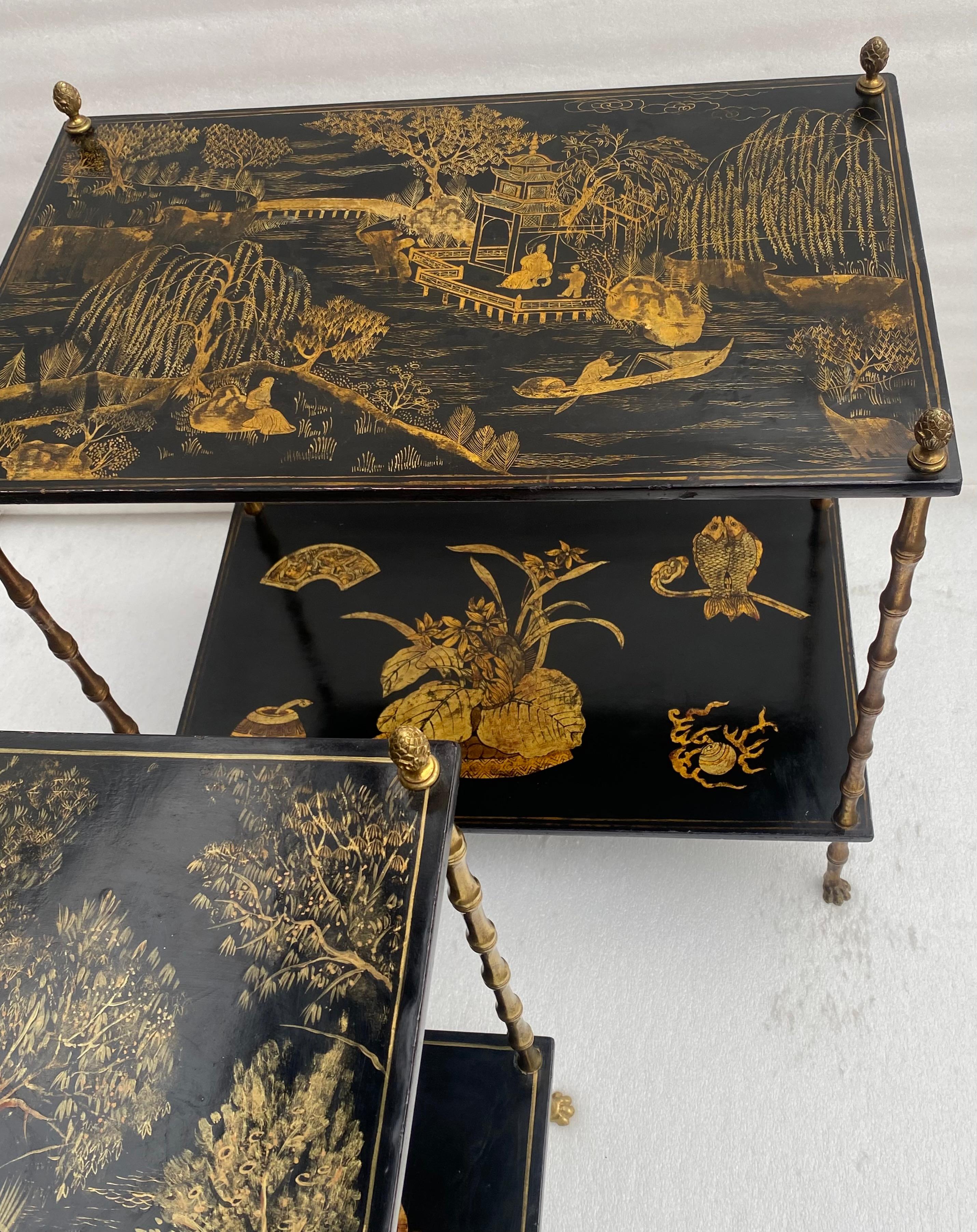 1950′ Paire de tables de la Maison Baguès décor en bambou en bronze doré avec laque chinoise. Bon état - En vente à Paris, FR