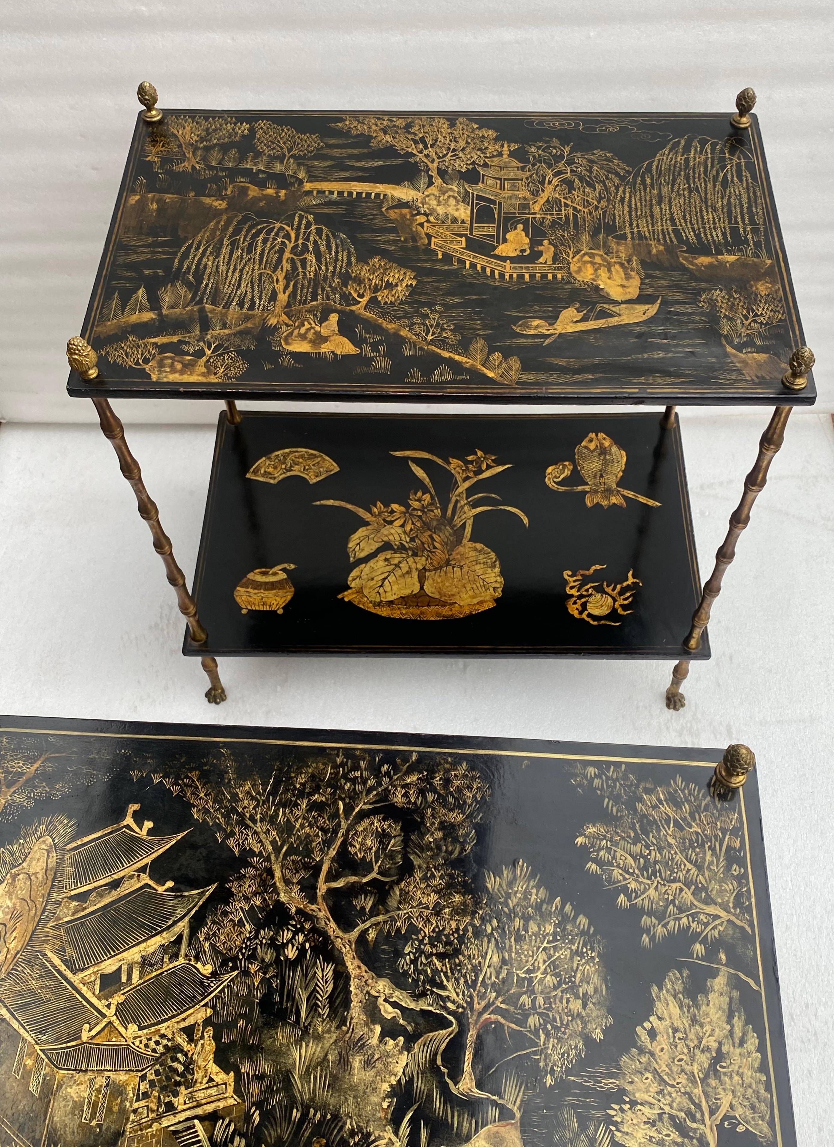 Milieu du XXe siècle 1950′ Paire de tables de la Maison Baguès décor en bambou en bronze doré avec laque chinoise. en vente