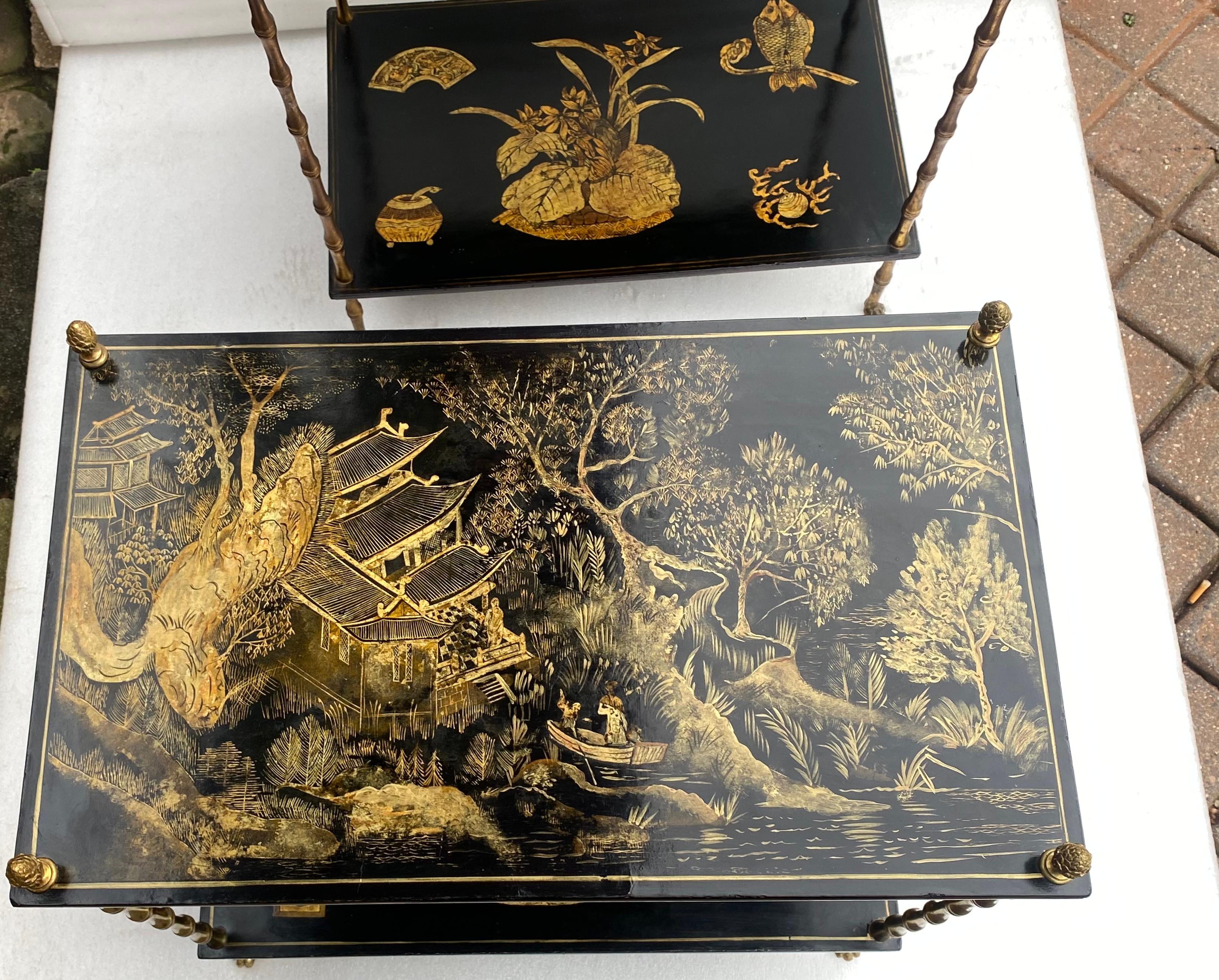 1950′ Paire de tables de la Maison Baguès décor en bambou en bronze doré avec laque chinoise. en vente 1