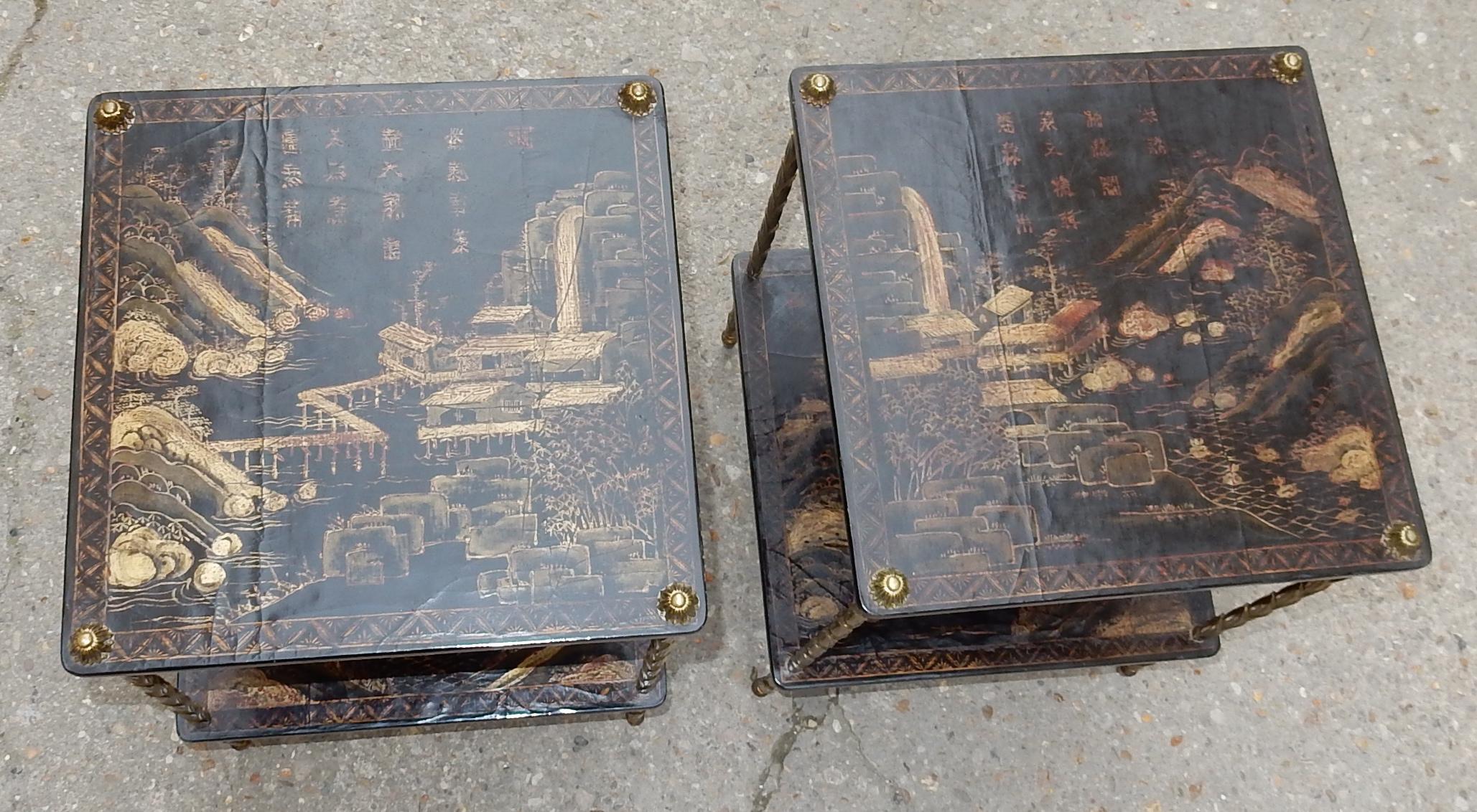 Pair of gilt bronze tables with palm tree decoration with Chinese lacquer wood trays with landscape decoration, pagodas, various Chinese characters on each tray, daisies at the end of the uprights
Circa 1950, condition of use
Everything is