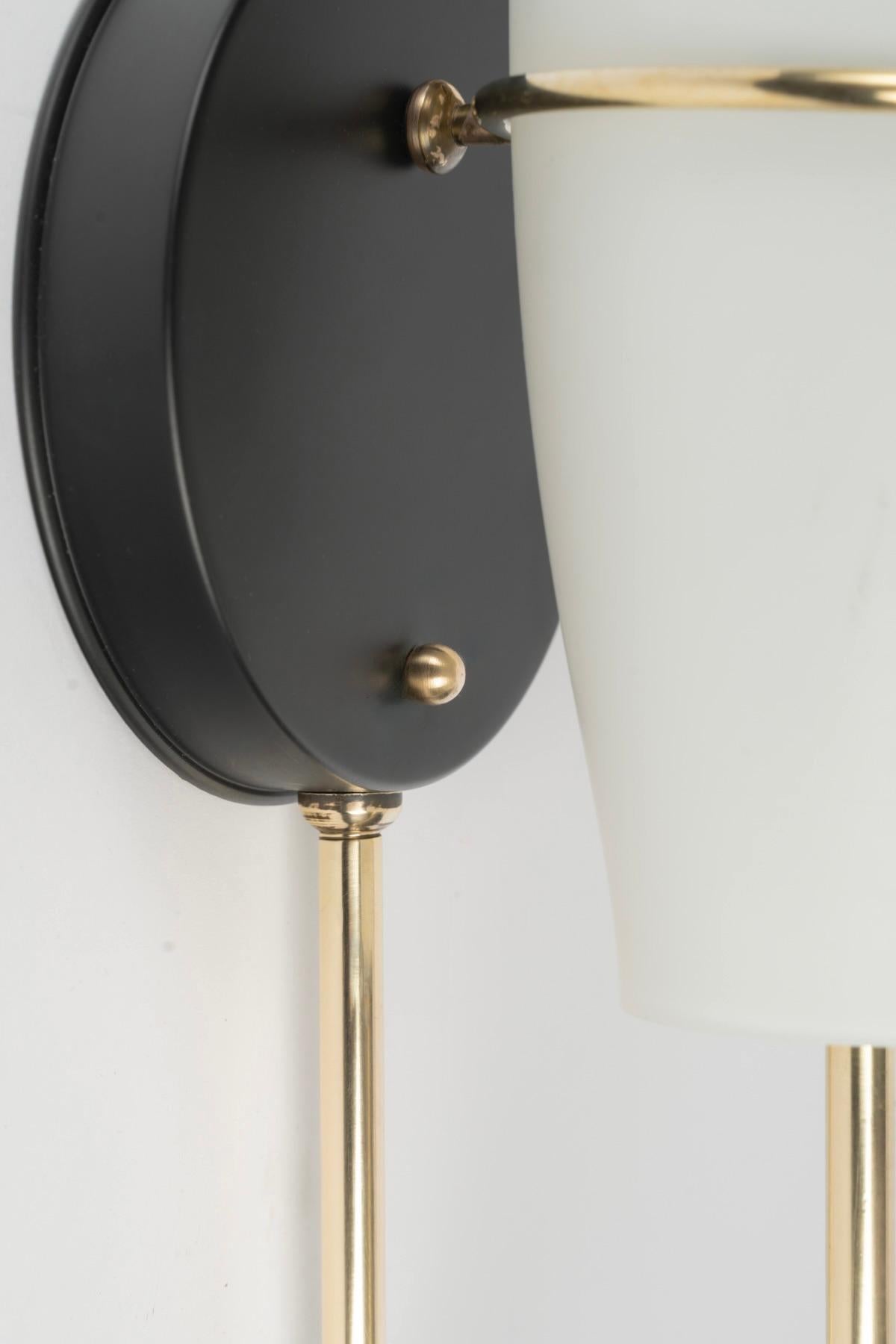 Francese 1950 Coppia di lampade a parete Maison Lunel in vendita