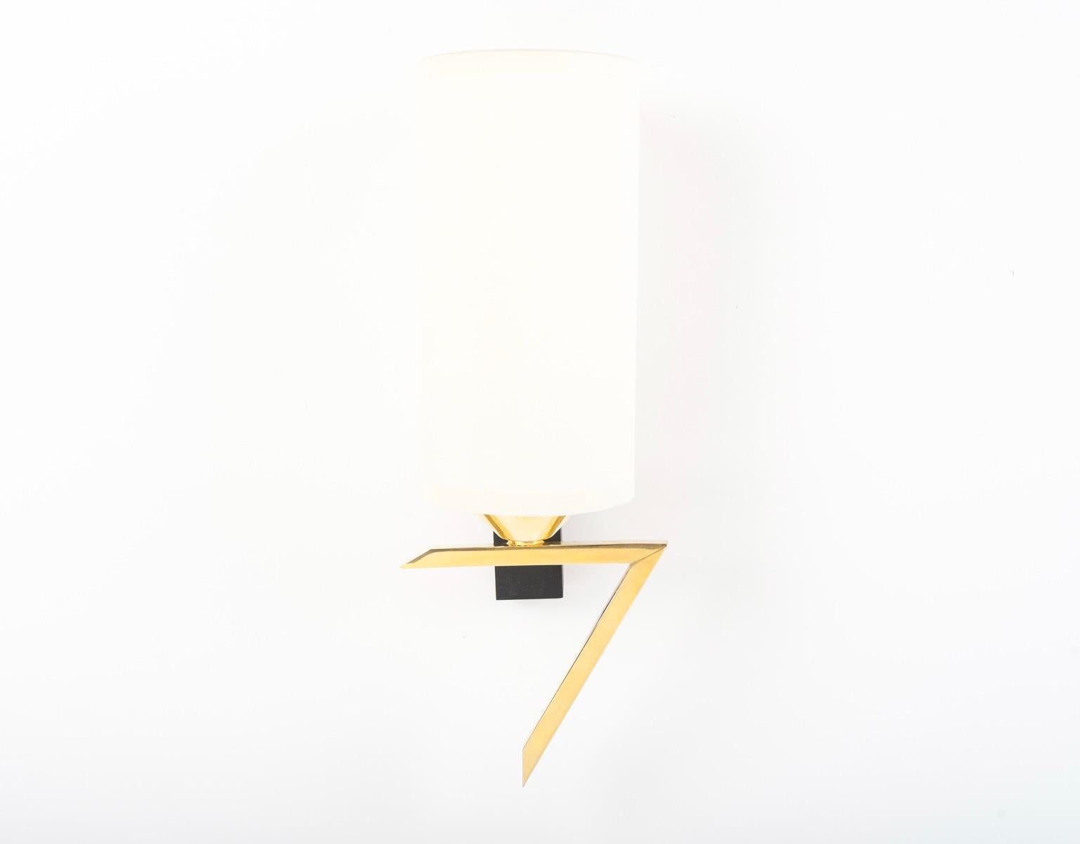 French 1950 Pair of Maison Roche gilded brass wall lights For Sale