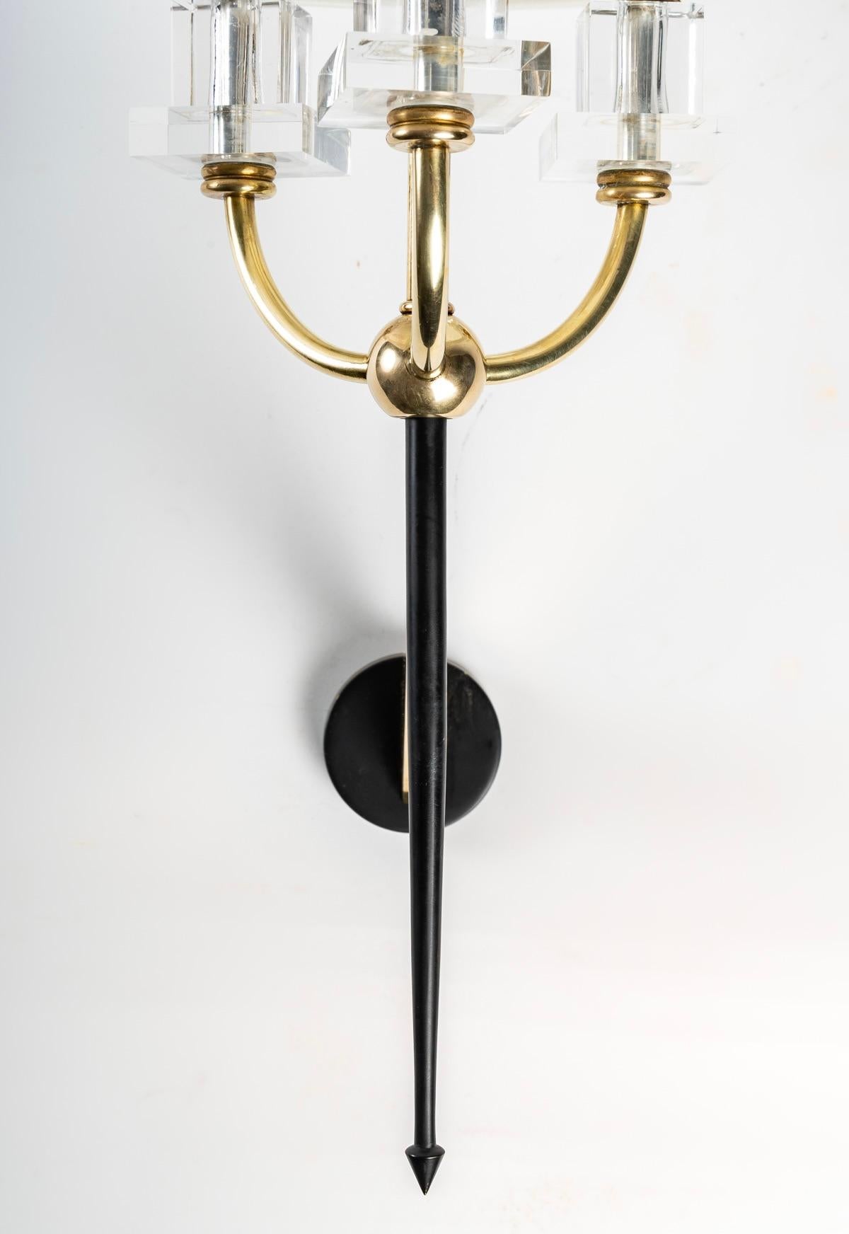 1950 Pair of Marcel Asselbur sconces
Elegant pair of Marcel Asselbur sconces, 1950s.

Composed of a round wall support in blackened brass on which is placed an arm in gilded brass.
The body of the sconce is placed on the gilded brass rod, it is