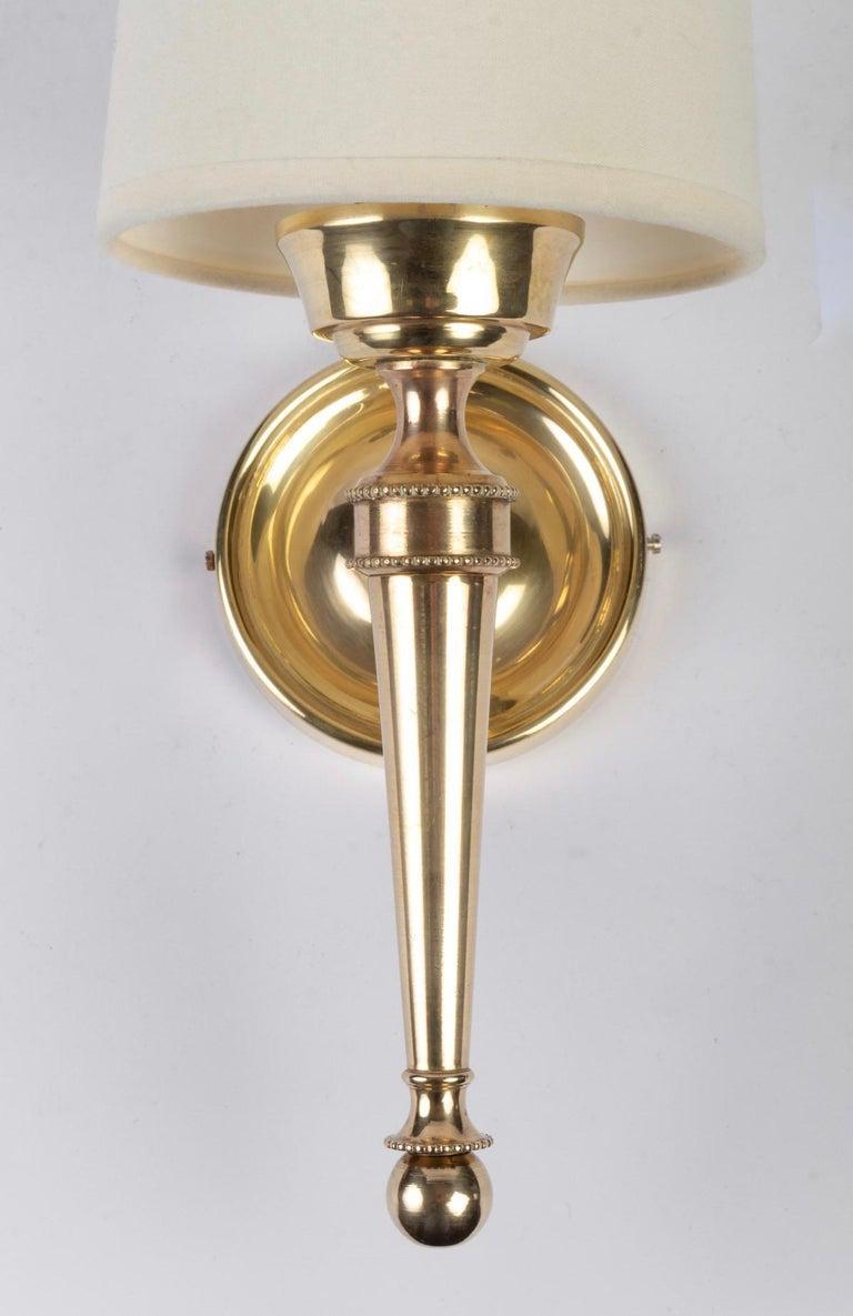 1950 paire d'appliques néoclassiques en bronze doré de la Maison Arlus
 
Les appliques se composent d'un élégant bras conique orné à sa base d'une petite boule, délicatement décorée de 