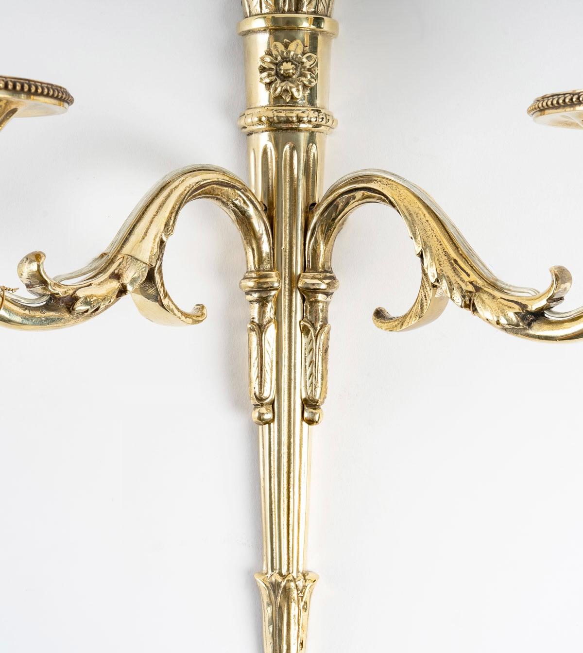 1950 Pareja de candelabros neoclásicos de bronce de la casa Lucien Gau en Bueno estado para la venta en Saint-Ouen, FR