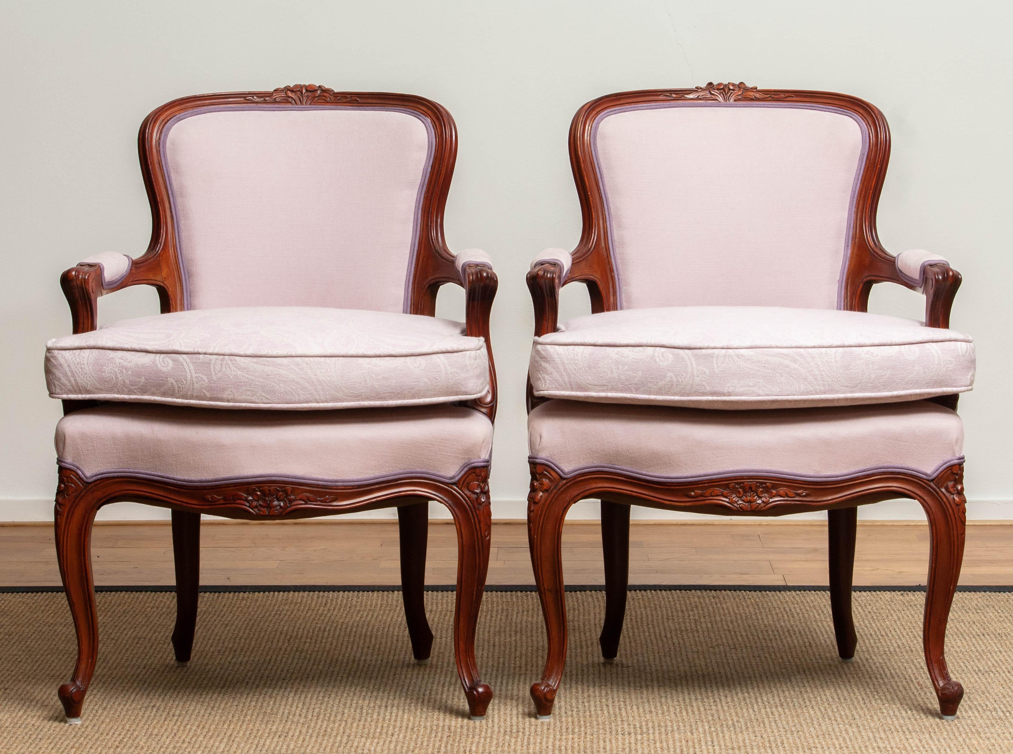 1950s, the Swedish Neo-Rococo, and finished in the shabby chic technique armchair is in perfect condition. Upholstered in pink fabric and an extra cushion for extra comfort also in pink jacquard. Measures: Seat height with the extra cushion is: