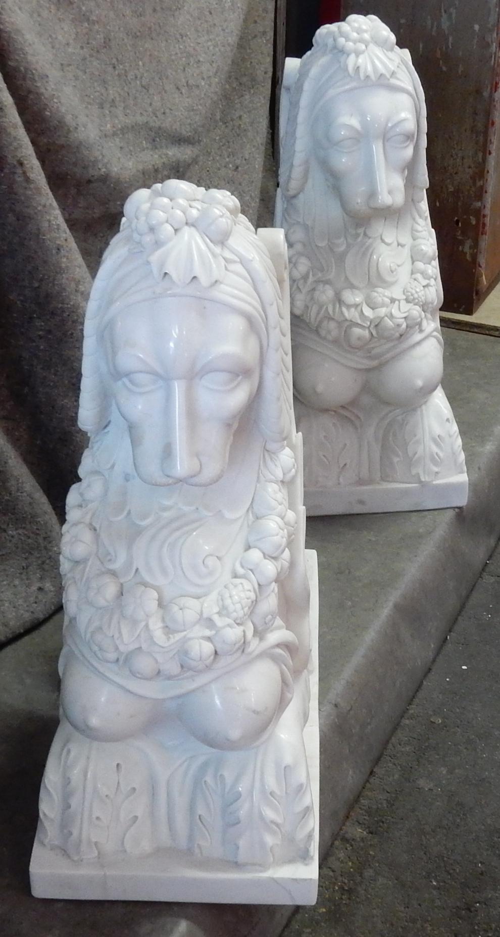 Geflügeltes Sphinxpaar, Köpfe von Affen, Körper von weiblichen Drachen, geschmückt mit einem Blumenkranz, weißer statuarischer Marmor, Gebrauchszustand, alte Restaurierungen, um 1950, Gewicht je 200/300 KG.