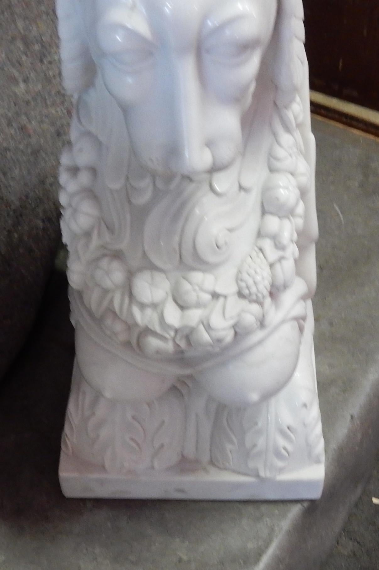 1950 Pair of Statuary White Marble Sphinxes In Good Condition For Sale In Paris, FR