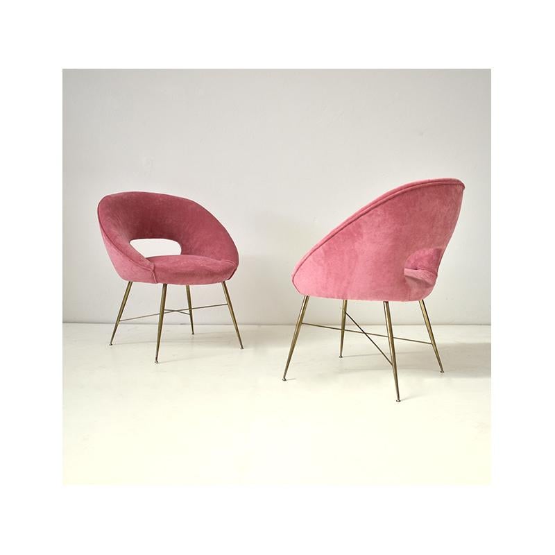 Pair of vintage armchairs from the 1950s, Italian manufacture from the 1950s.
The armchairs were designed by Silvio Cavatorta.
The elegant structure is in brass-plated metal.
The upholstery is in pink corduroy.
Their design makes them elegant and