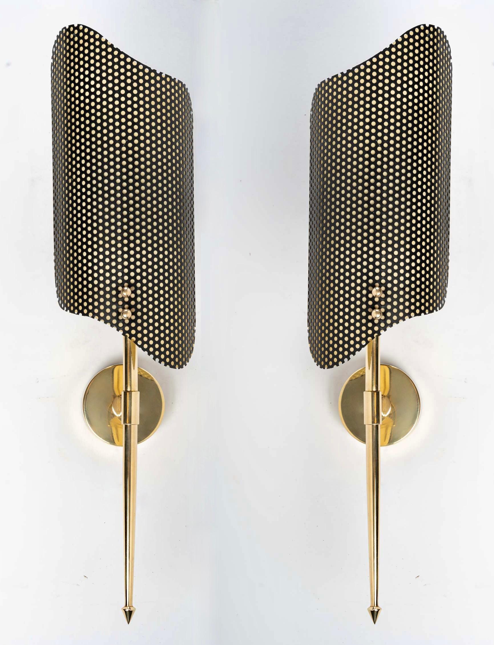 1950 Pair of sconces from the Maison d'Arlus

Composed of a stem in the shape of a point in gilded brass and surmounted by a very original lampshade in openwork black sheet metal entirely original, it is attached to the stem thanks to two small