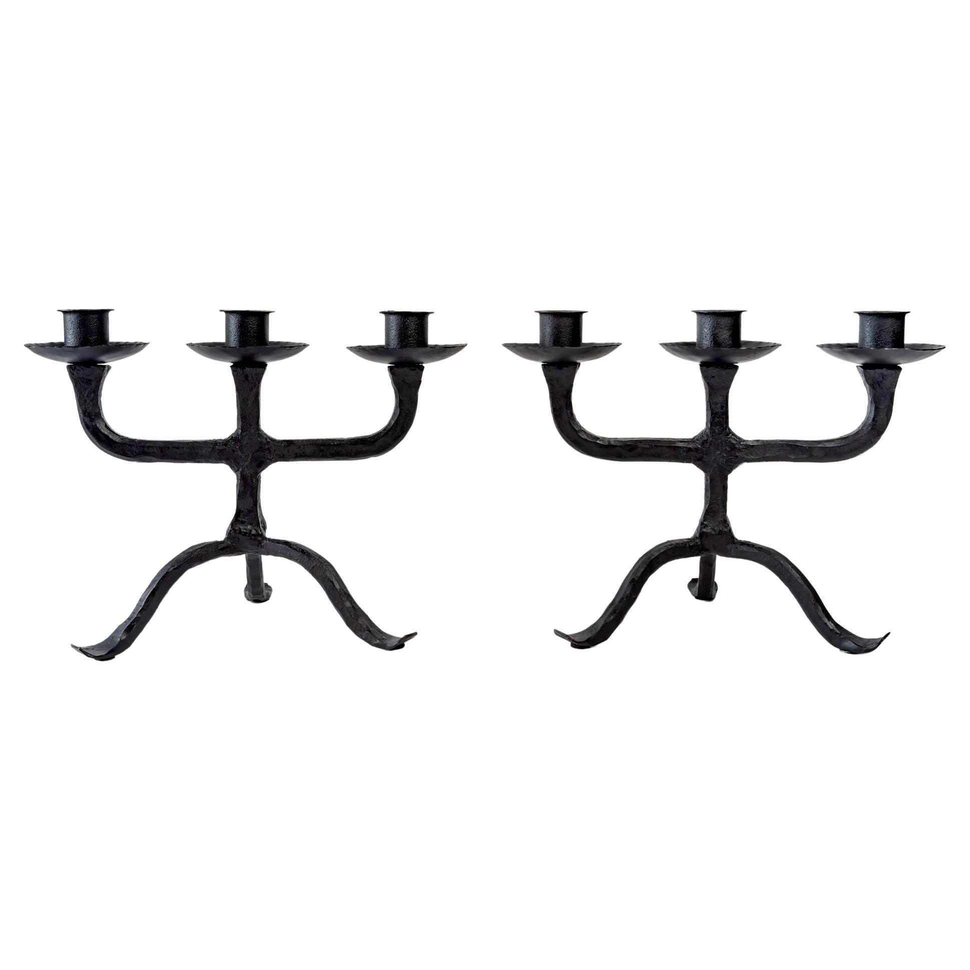 This pair of candlesticks is in wrought iron handmade in the workshops of Marolles in the 1950s.
They are composed of a central stem resting on 3 pretty scrolled feet ending in dishes.
On the upper part, the central stem is embellished with four