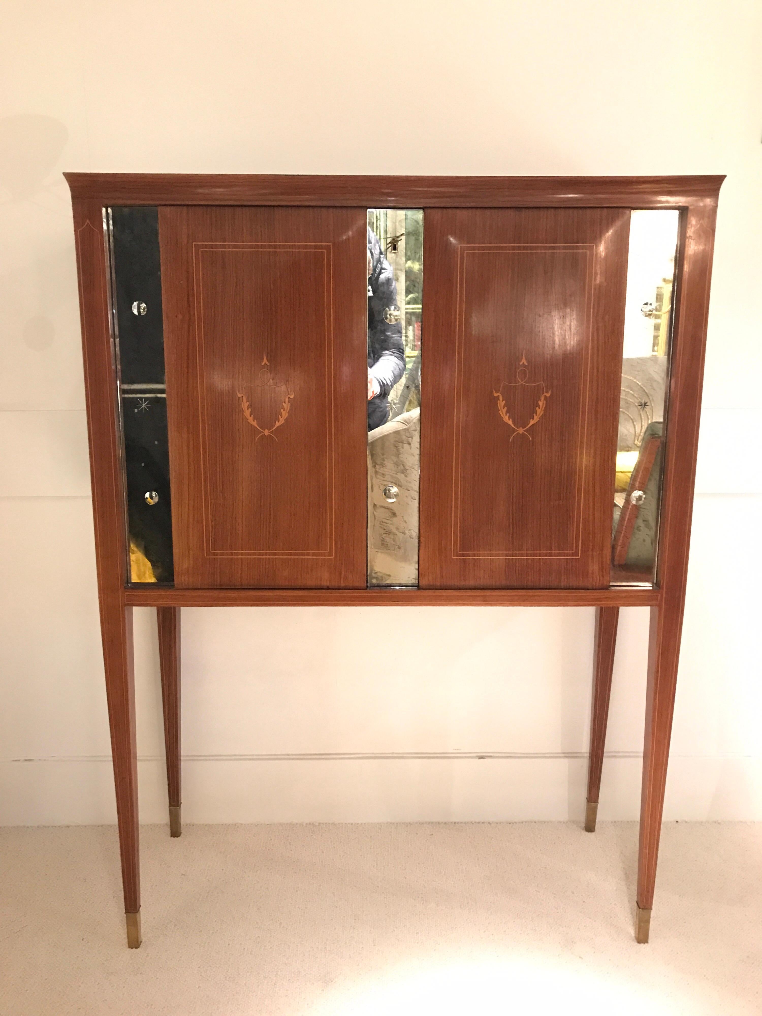 1950 Paolo Buffa cabinet bar in wood , mirror details and brass sabot
interior mirrored with light system included
vintage condition.