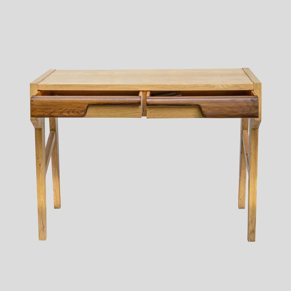 Tavolo da scrivania/console di design italiano di metà secolo con 2 cassetti e gambe affusolate Realizzato in Italia intorno al 1950, questo pezzo è uno splendido esempio della sensibilità del design dell'epoca. La giustapposizione di legno biondo e