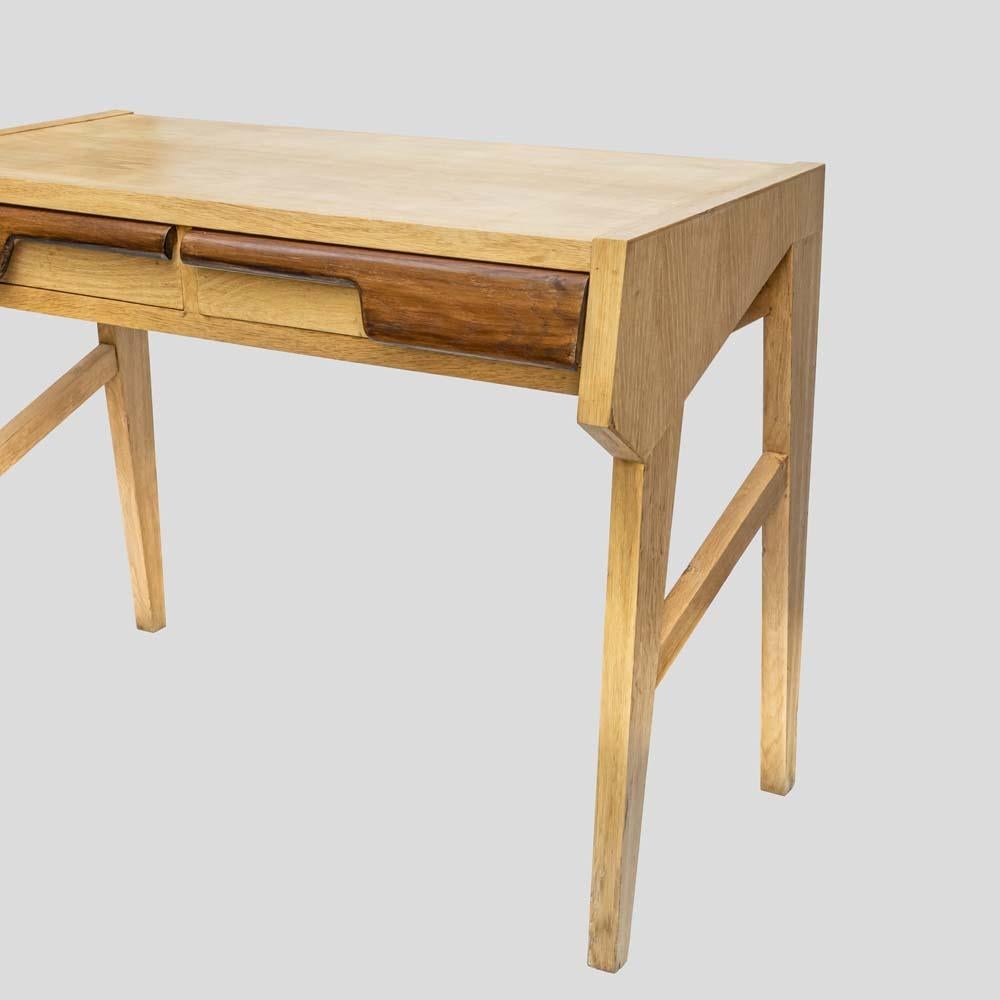 Mid-Century moderno Scrivania italiana del 1950 in frassino con due cassetti nello stile di Paolo Buffa in vendita