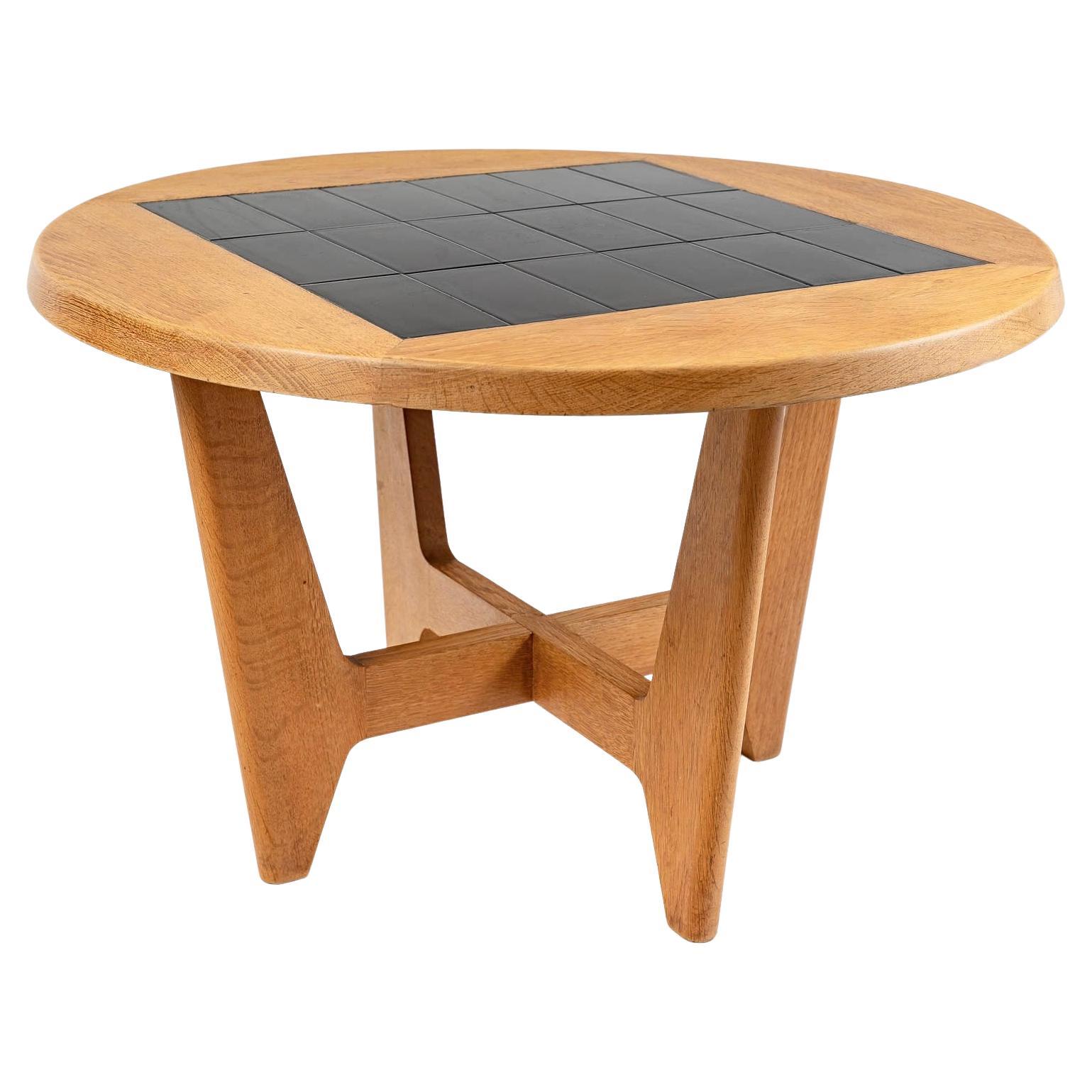 Pedestal table in natural oak by Guillerme et Chambron

Composed of a round top in natural oak with a sloping edge, it is decorated in the center with a square composed of a series of black tiles.
The tray is placed on a base composed of 4