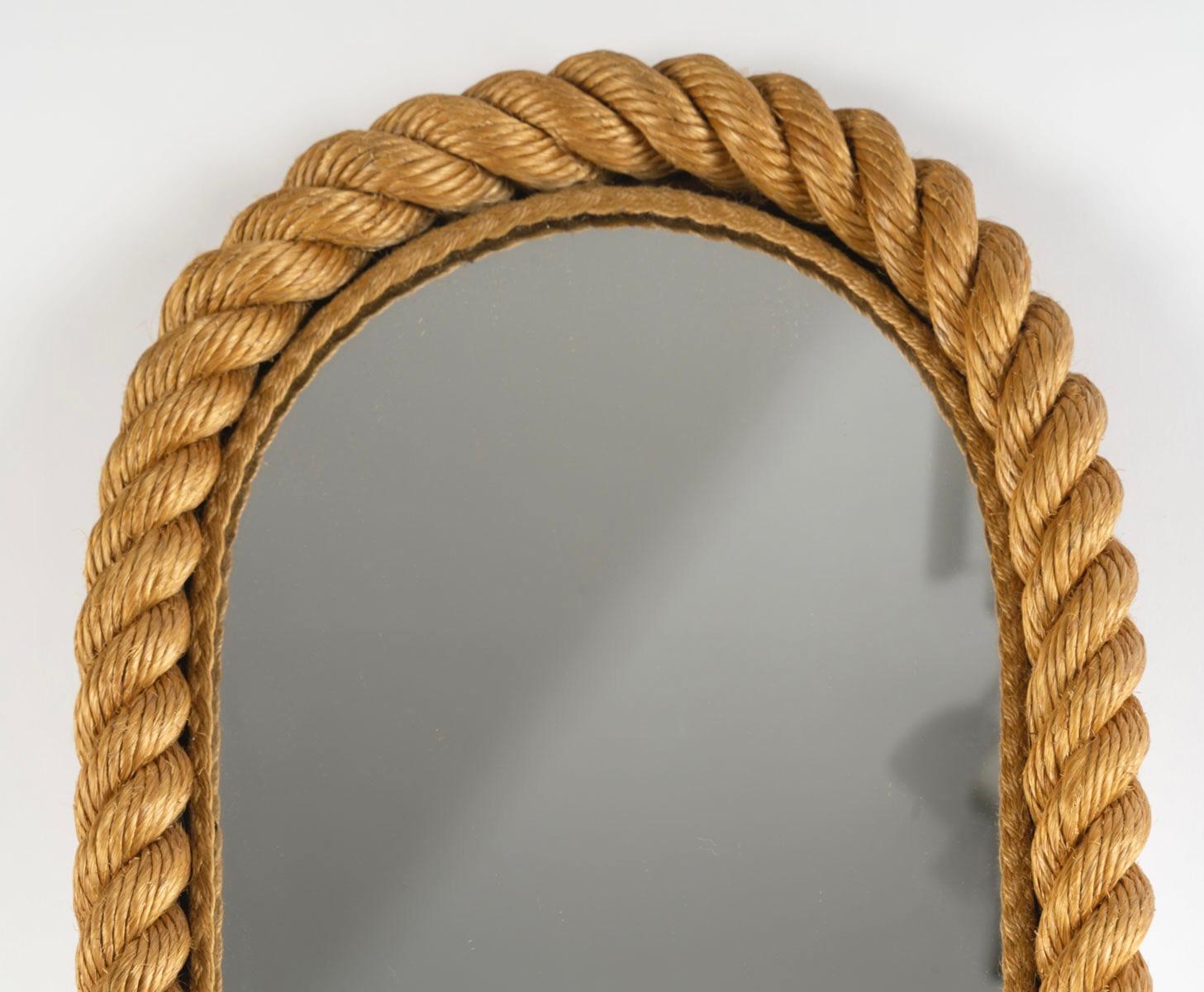 Rare model of mirror by Adrien Audoux & Frida Minet. 1950's

Composed of a large, narrow mirror, rounded at the top and framed with twisted rope, the interior is equipped with a mirror and rests on a wooden support.
Adrien Audoux and Frida Minet are