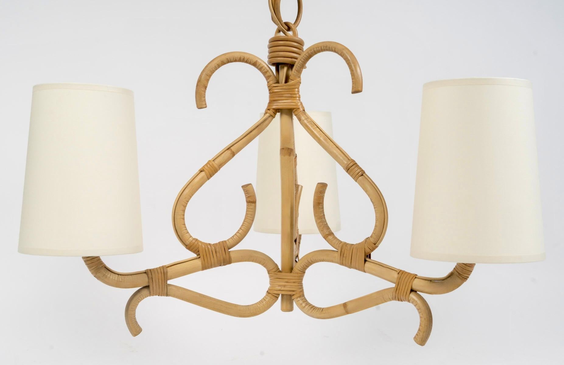 Francese 1950 Lampadario in rattan di Louis Sognot in vendita