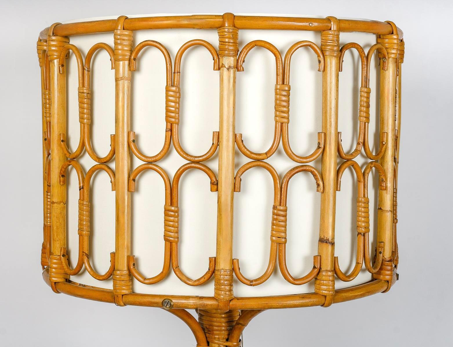 1950 Rattan floor lamp by Louis Sognot In Good Condition For Sale In Saint-Ouen, FR