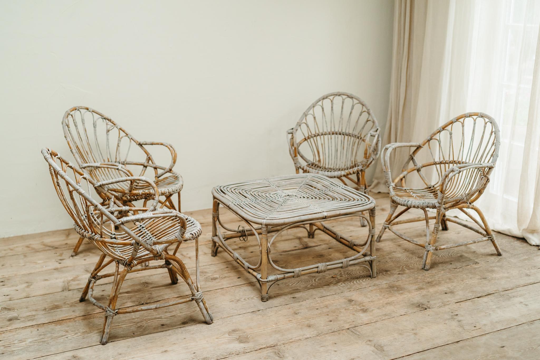 affascinante set in rattan degli anni '50 composto da tavolo e 4 poltrone,
Le dimensioni del tavolo sono 72 cm x 72 cm x 41 cm di altezza.
dimensioni sedie 68 cm x 60 cm x 83 cm di altezza 
