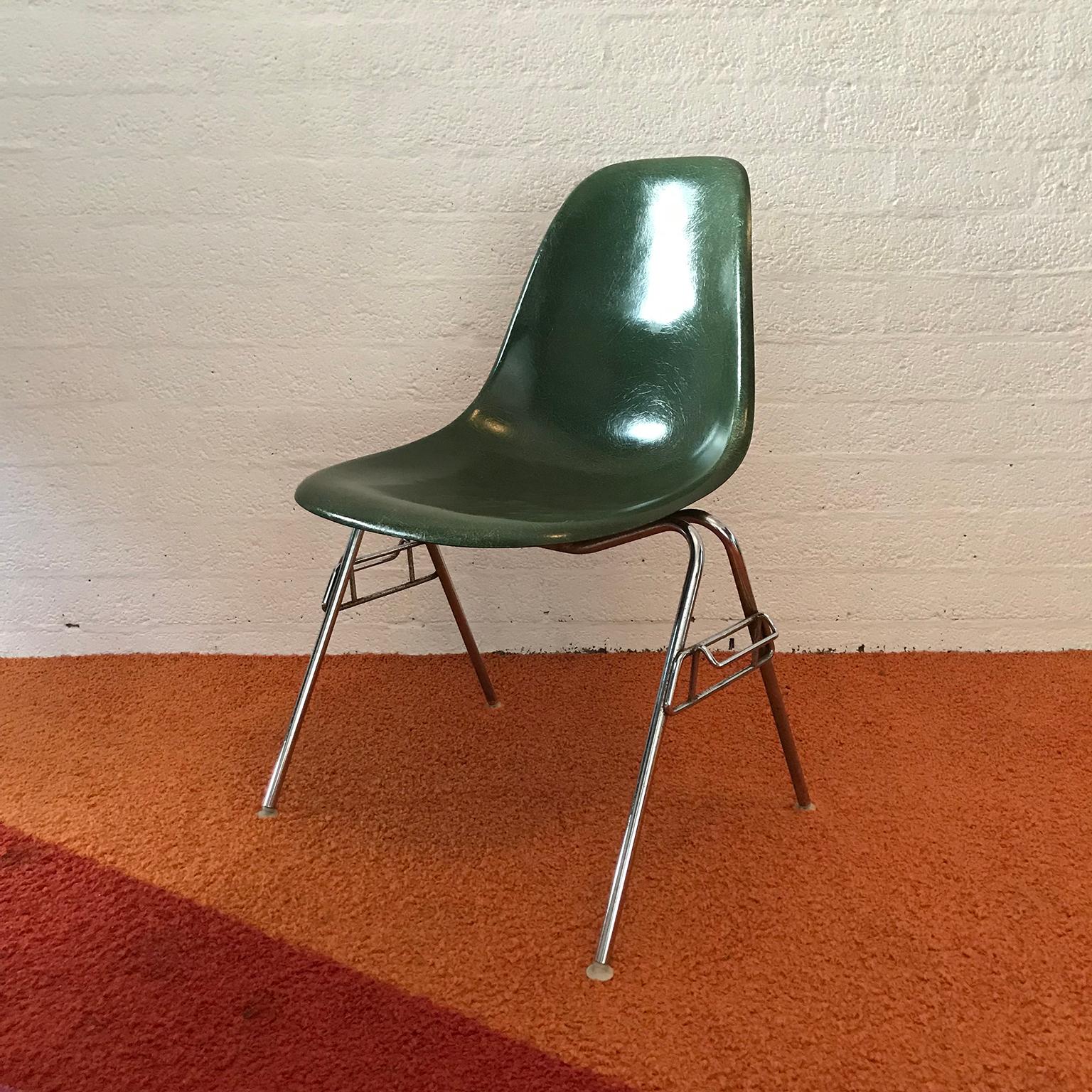 Mid-Century Modern Ensemble de chaises empilables en fibre de verre DSS Ray & Charles Eames pour Herman Miller, 1950 en vente