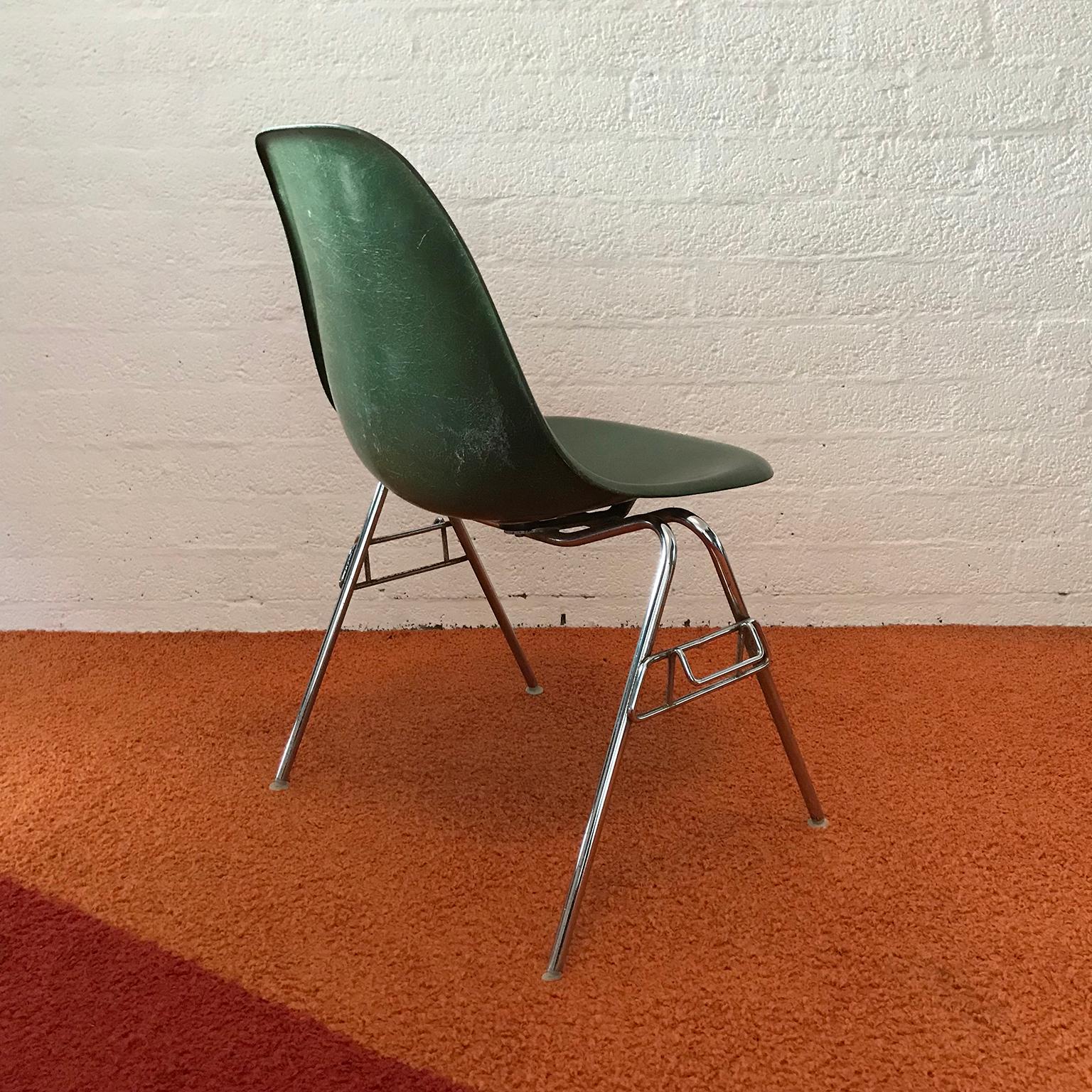 Américain Ensemble de chaises empilables en fibre de verre DSS Ray & Charles Eames pour Herman Miller, 1950 en vente