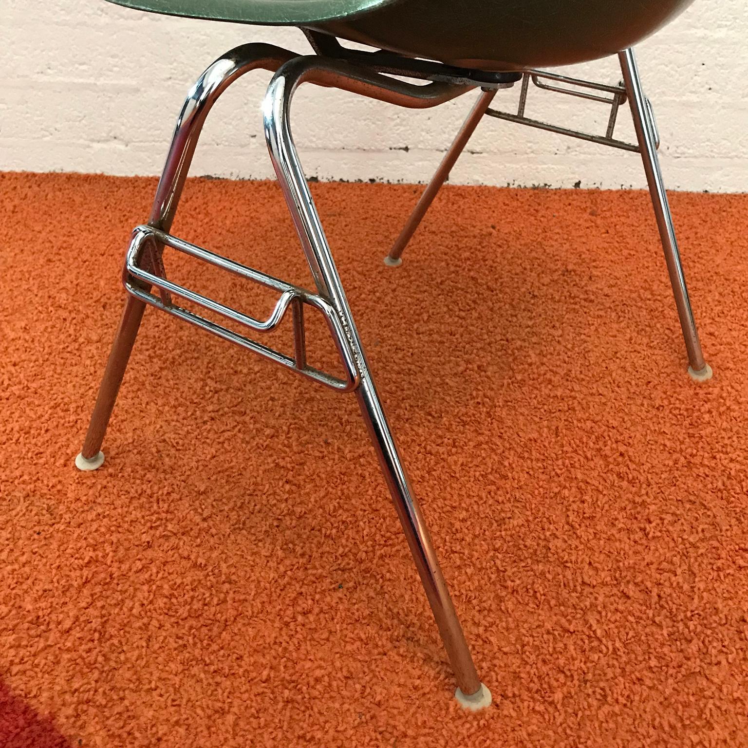 1950, Ray & Charles Eames for Herman Miller Set DSS Fiberglass Stacking Chairs In Good Condition For Sale In Amsterdam IJMuiden, NL
