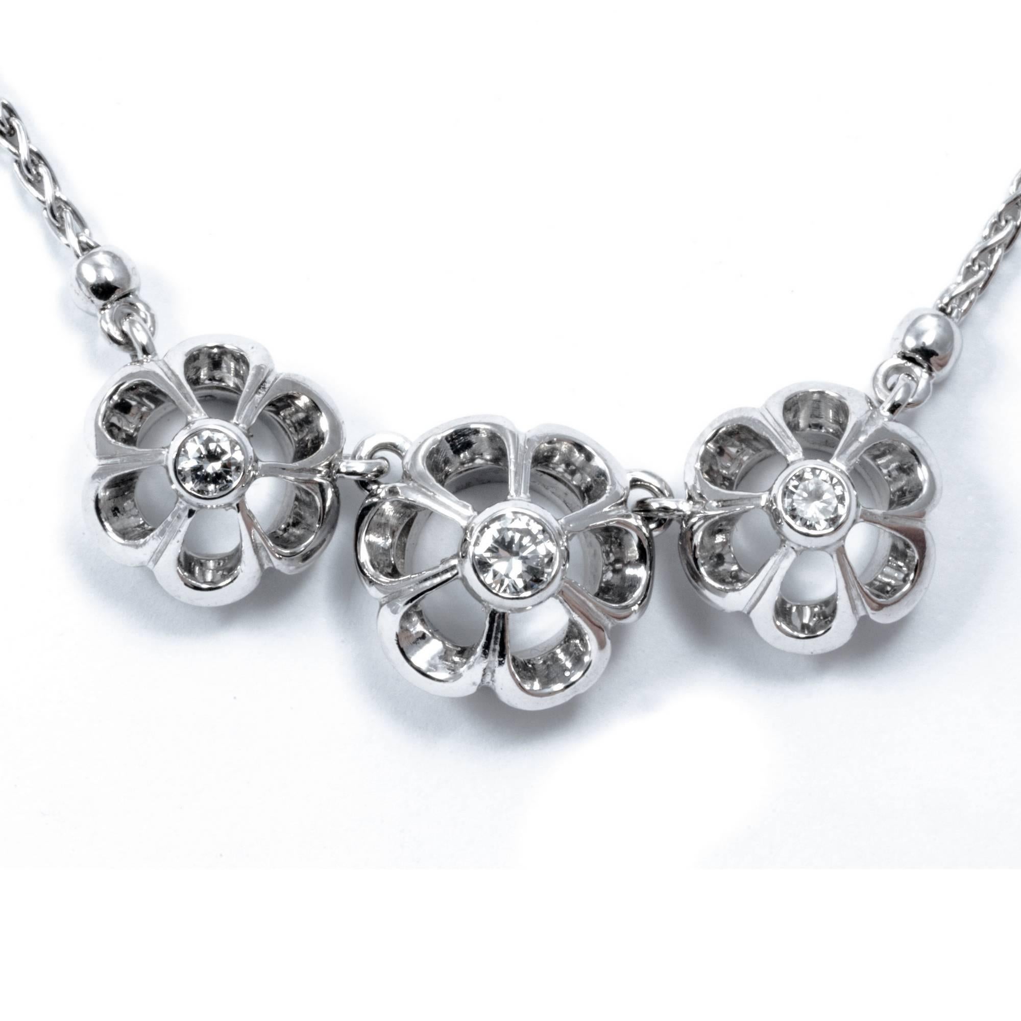 1950 Retro Floral Diamond 18K Gold Necklace In Good Condition For Sale In Roma, IT