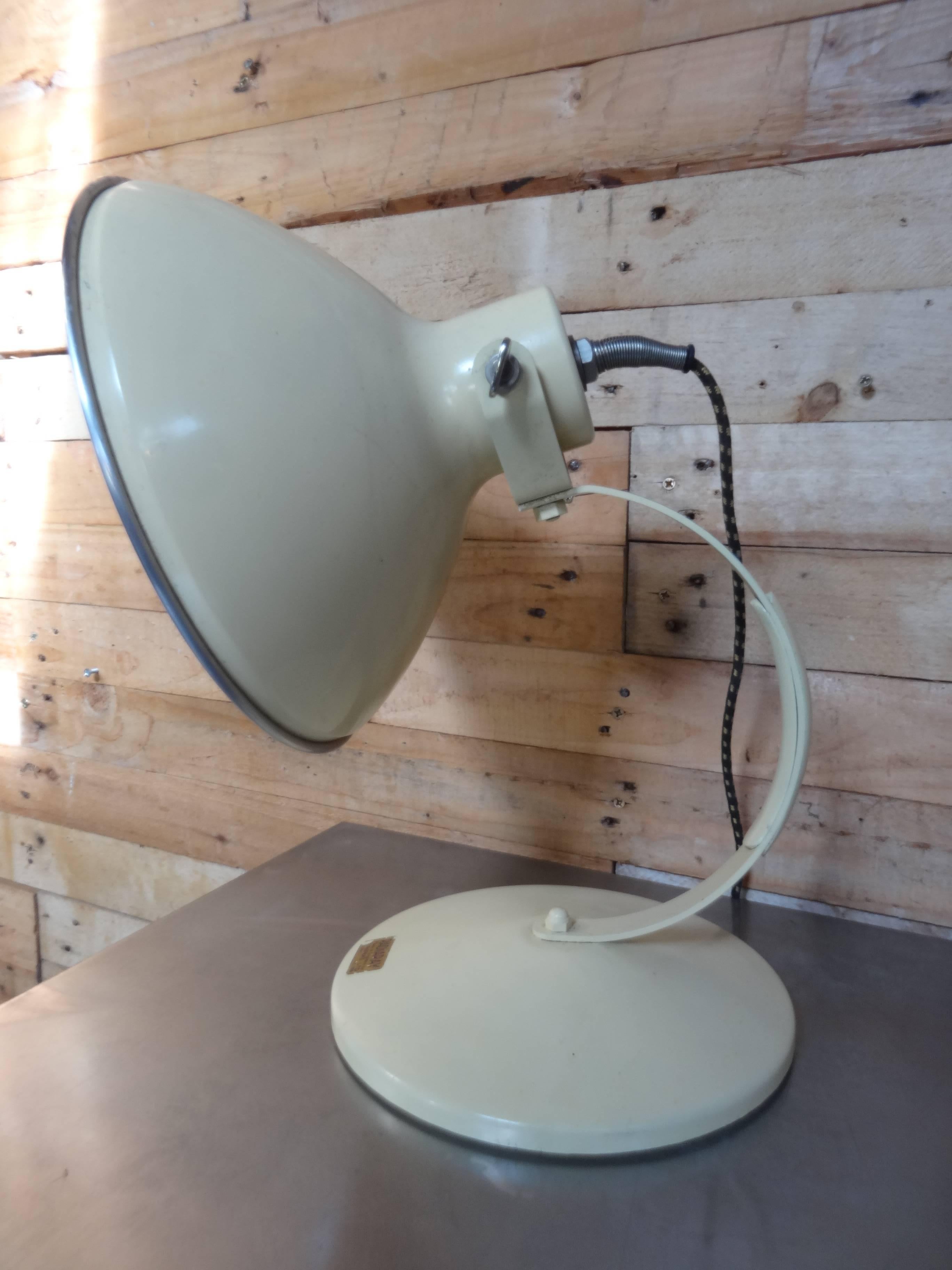 1950 retro vintage English hospital table or desk light, fully working, has has no electric plug (needs fitting!)

Dimensions (approx.): Height 35 cm, depth 35cm, width 27cm.
 