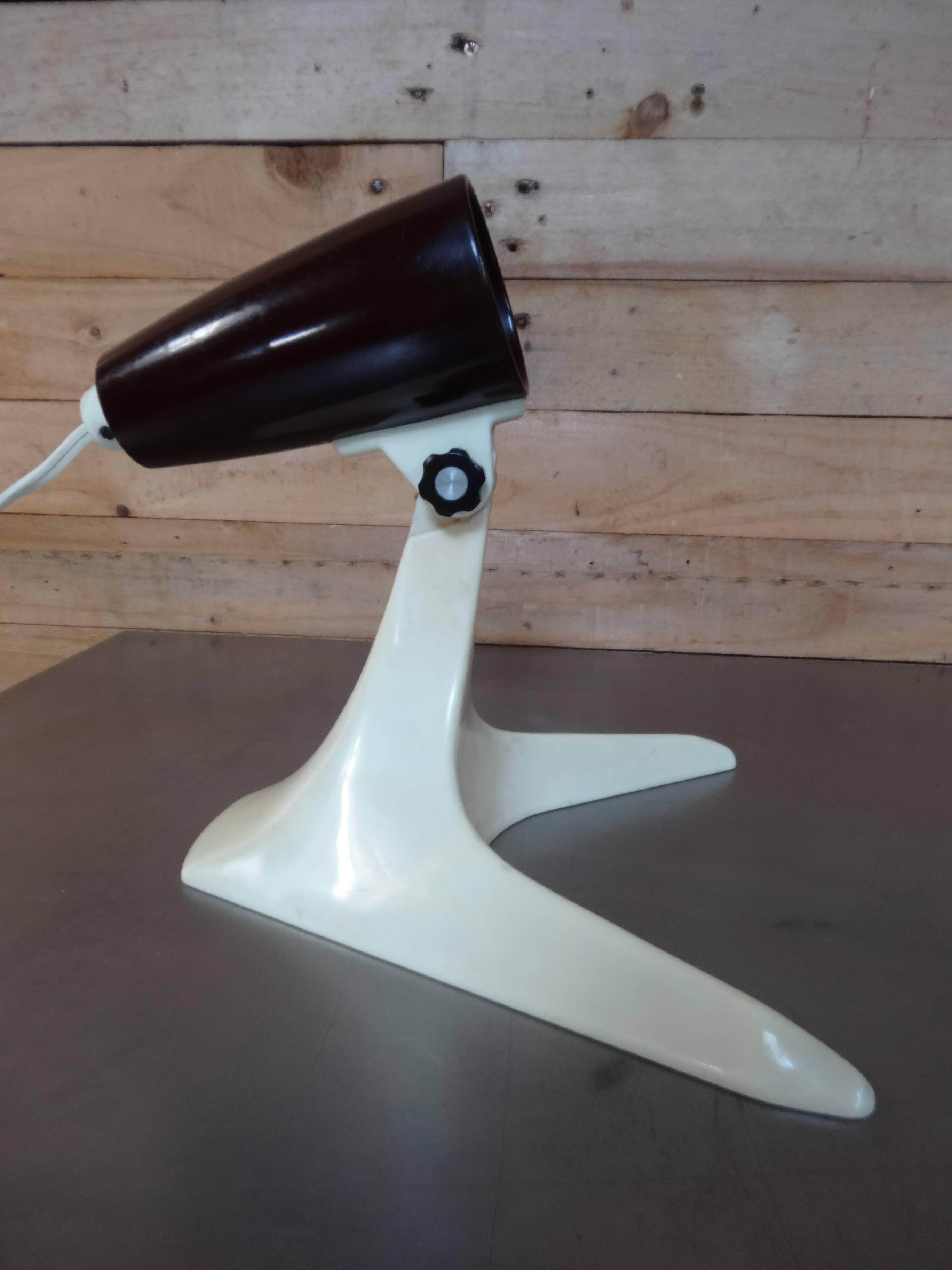 lampe de table ou de bureau Sputnik en plastique, 1950 rétro, entièrement fonctionnelle, avec une prise électrique européenne.

Dimensions (approx.) : Hauteur 21 cm, profondeur 20 cm, largeur 21 cm.
 