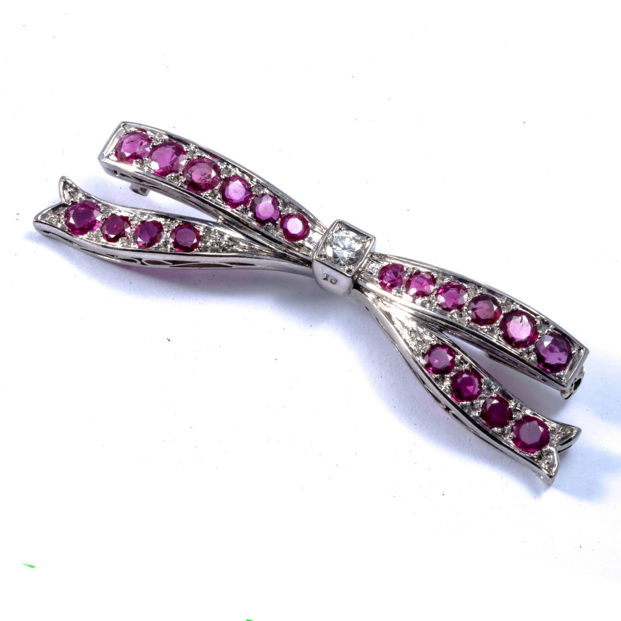 1950 Ribbon Ruby Diamond Platinum Pin Brooch Necklace Enhancer In Good Condition For Sale In Roma, IT