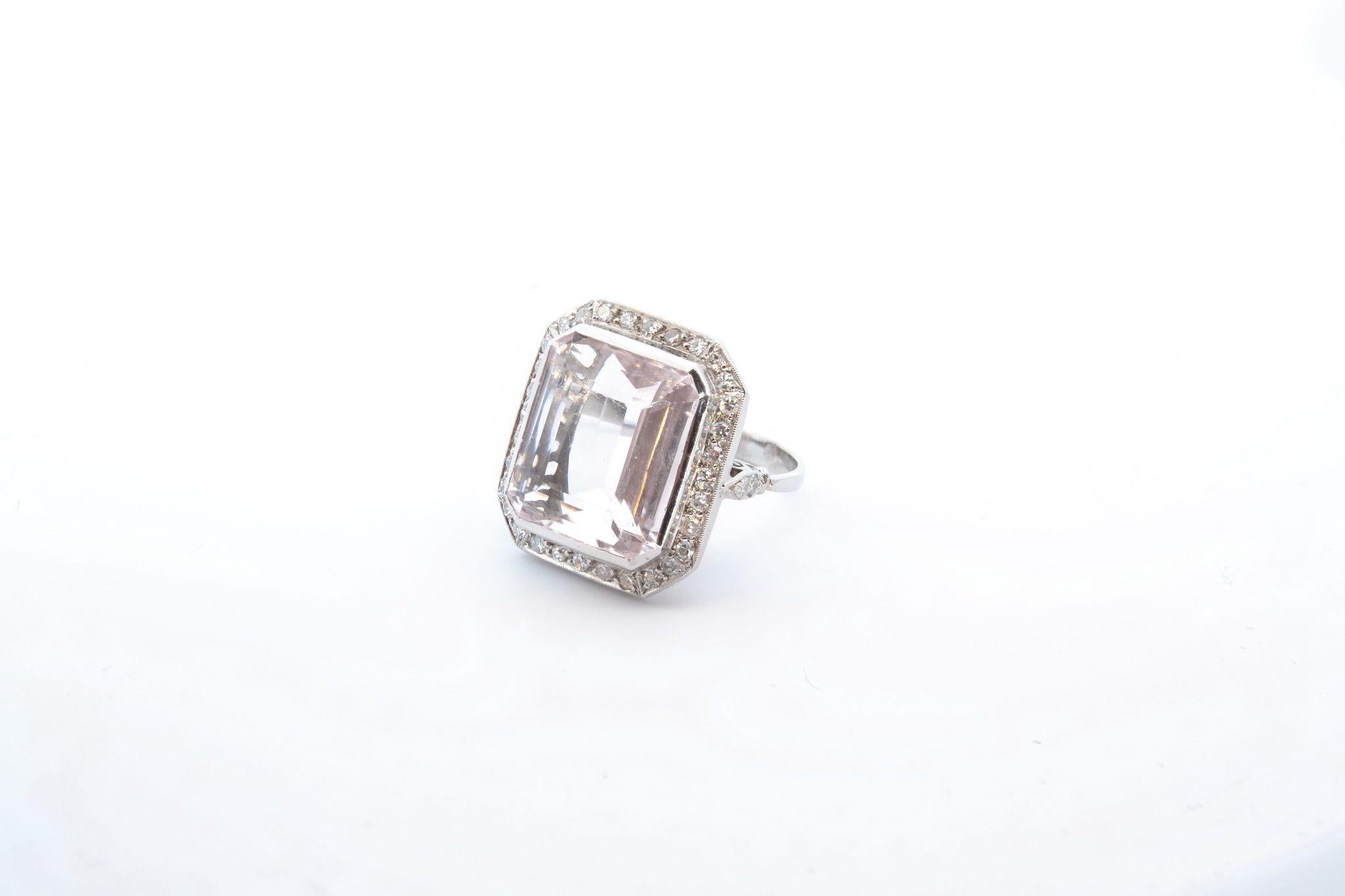 1950 ring with natural morganite of 14.5 carats and 32 diamonds  In Good Condition For Sale In PARIS, FR