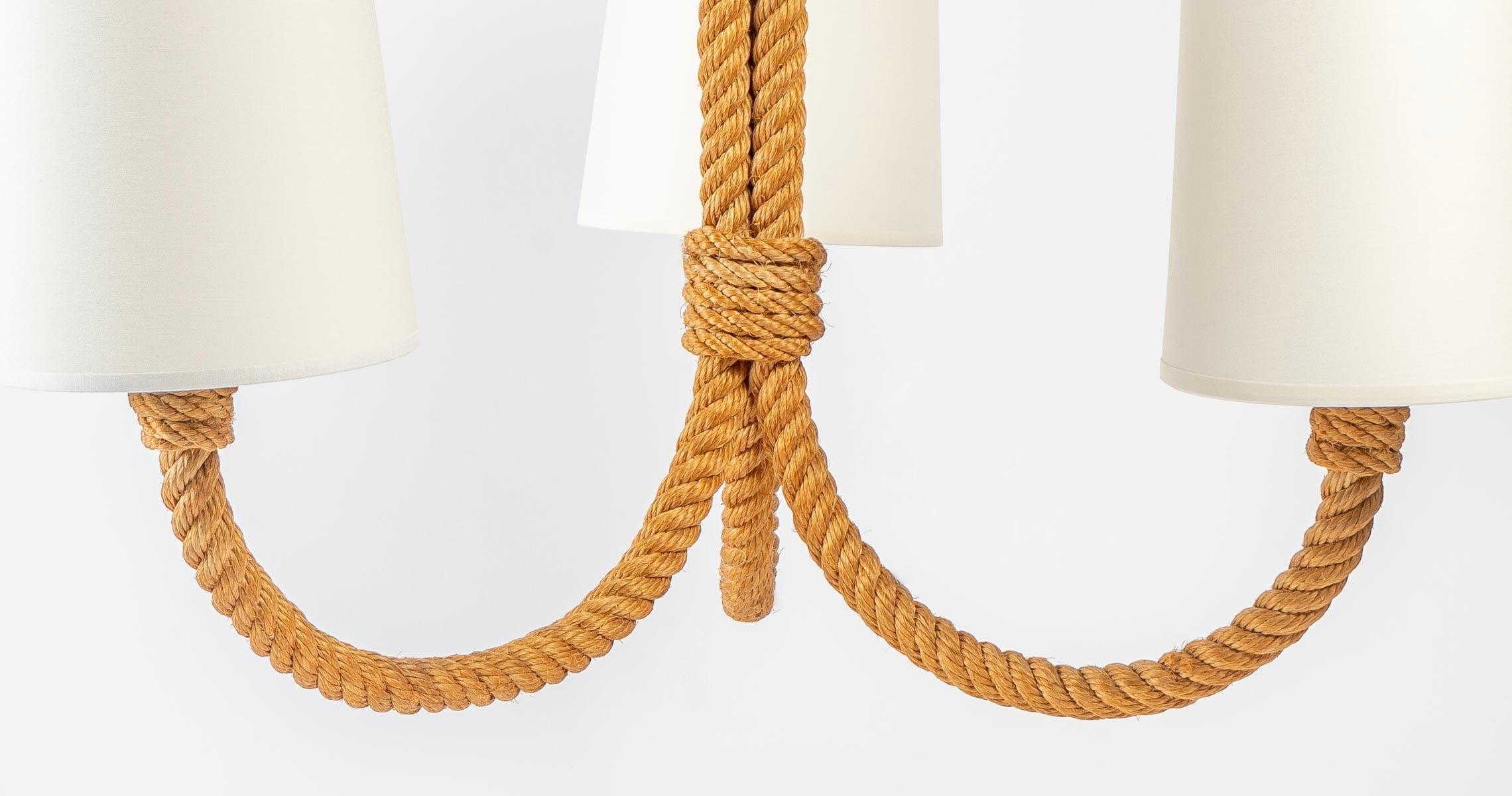 1950 Rope chandelier Adrien Audoux & Frida Minet
The structure of the chandelier has three arms of light going up, they are assembled to form the central stem. On the upper part, the three arms are decorated with three half loops.
Off-white cotton