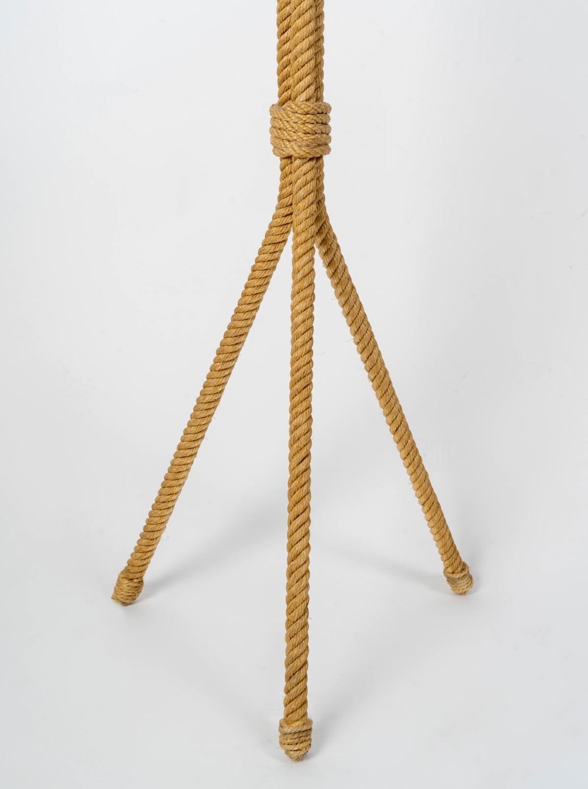 1950 Lampadaire en corde par Audoux Minet Bon état - En vente à Saint-Ouen, FR