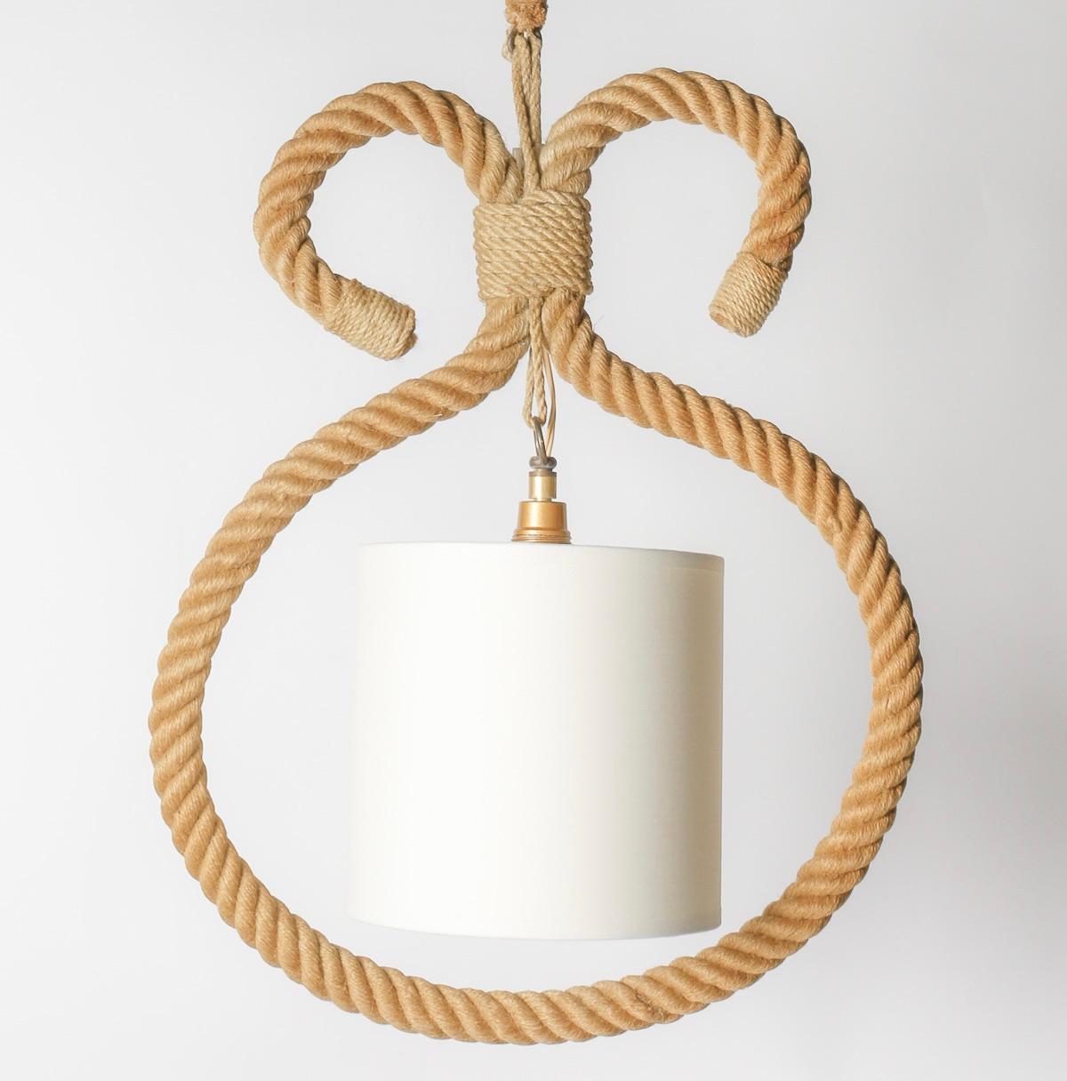 Composed of a luminous central rod formed by a rope arm adorned with a loop on the upper part and serving to support the lantern on the lower part.
The body of the lantern consists of a round rope stem linked by a rope thread, decorated with a