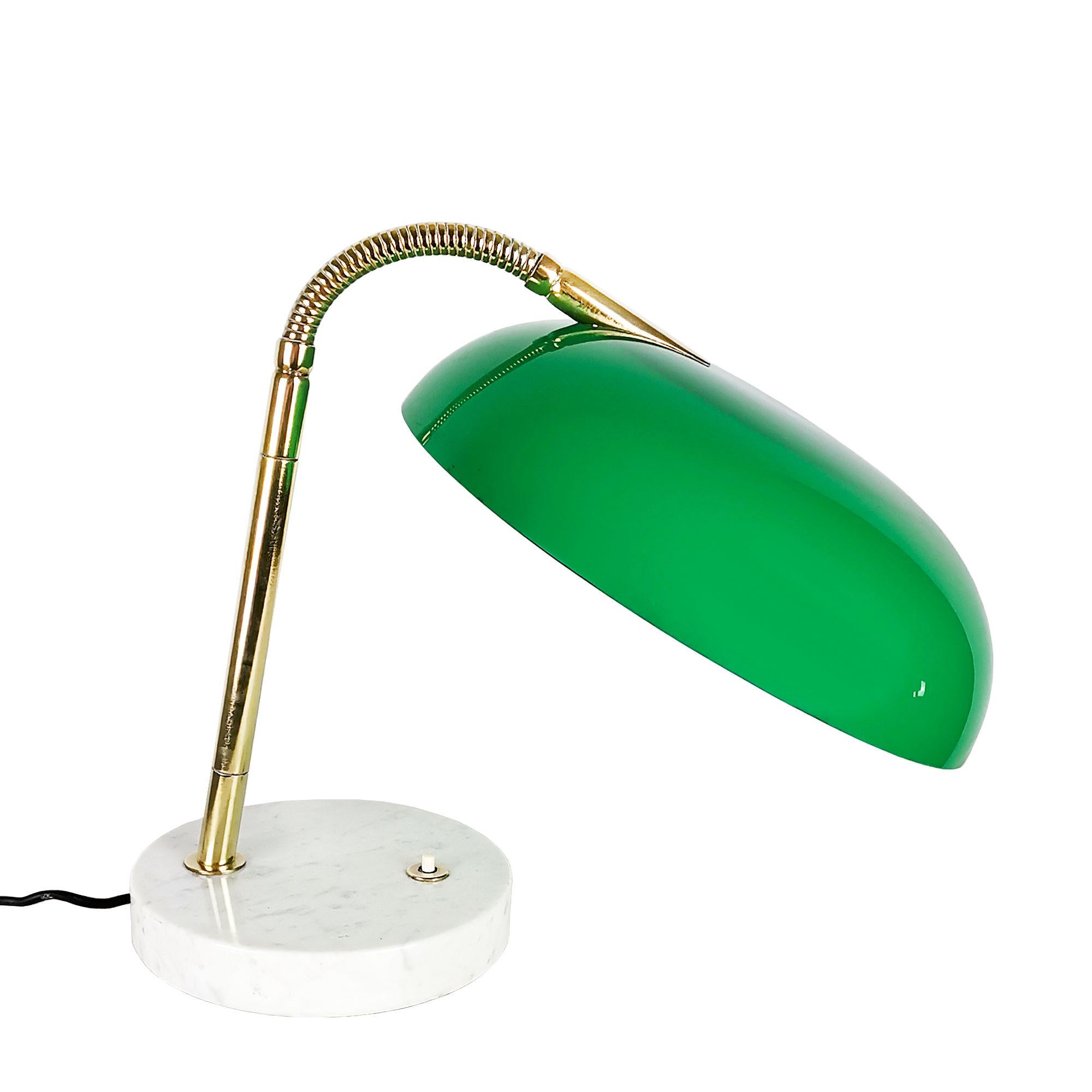 Adjustable desk lamp, white marble base and polished brass flexible arm, green translucent plastic lampshade.
Attributed to Stilnovo

Italy c. 1950

Maximum height: 62 cm.