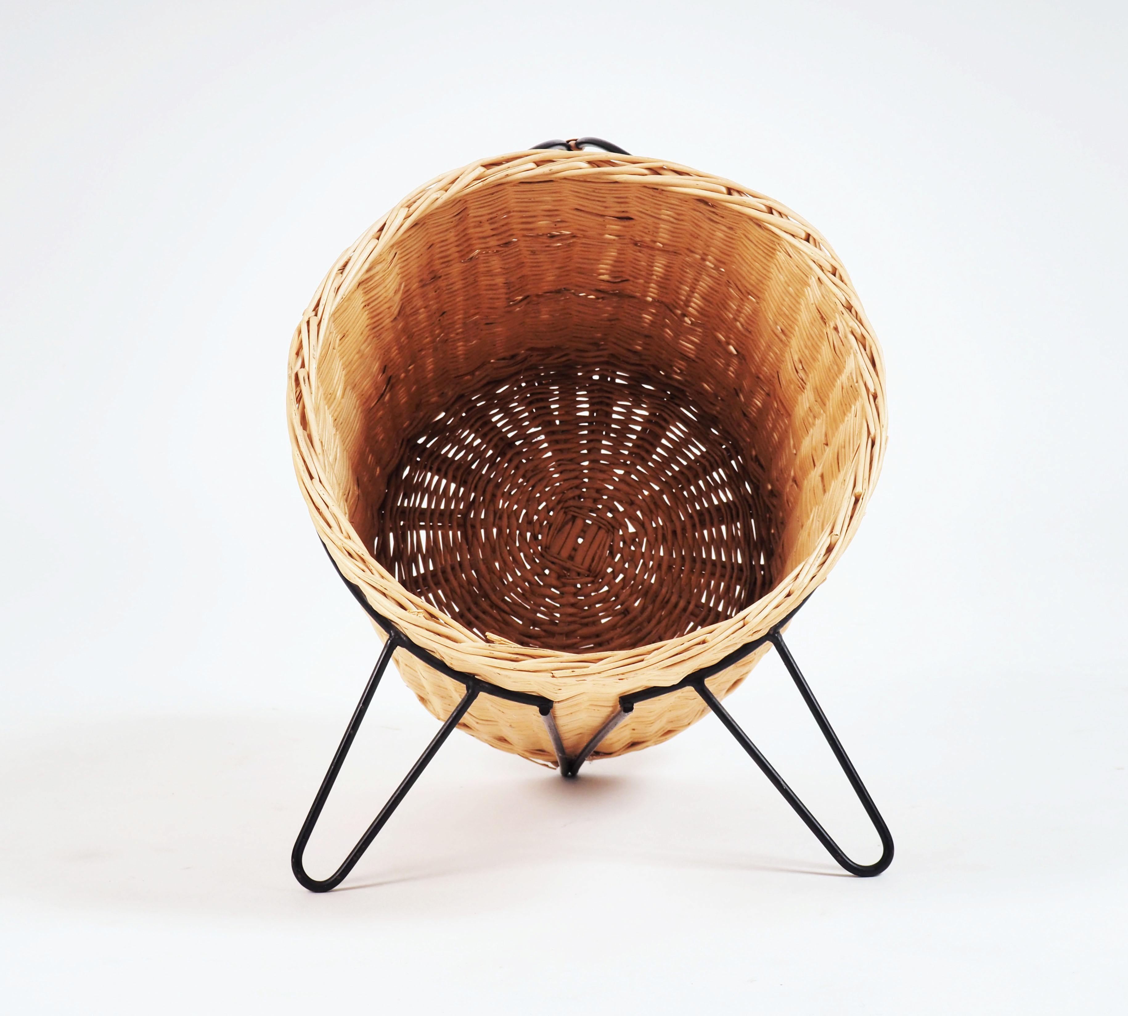 Basket for firewood or magazines in painted metal and rattan. Made in Sweden during the 1950s.