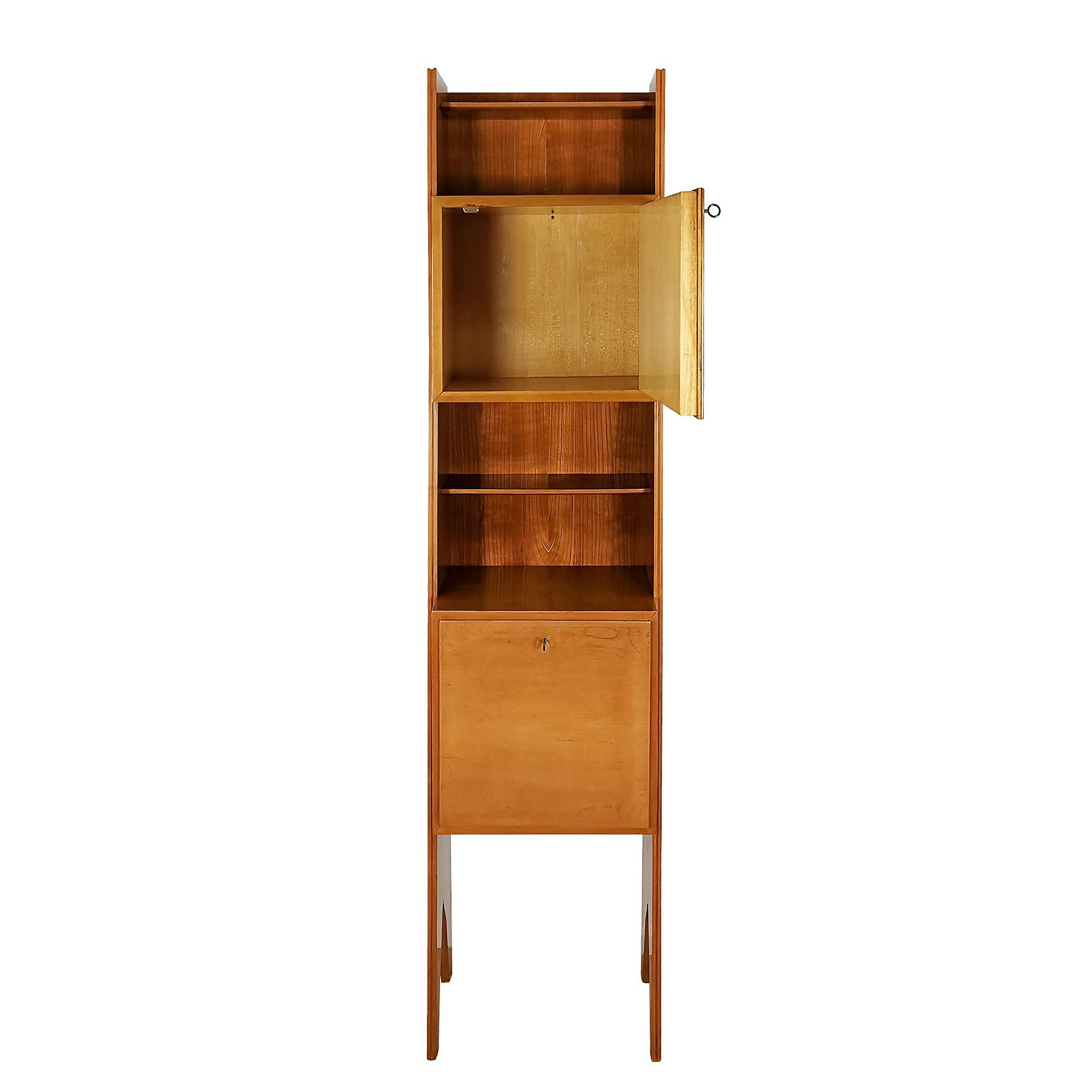 Mid-Century Modern Cherry Wood Bookcase With Shelves and Two Doors - Italy In Good Condition For Sale In Girona, ES