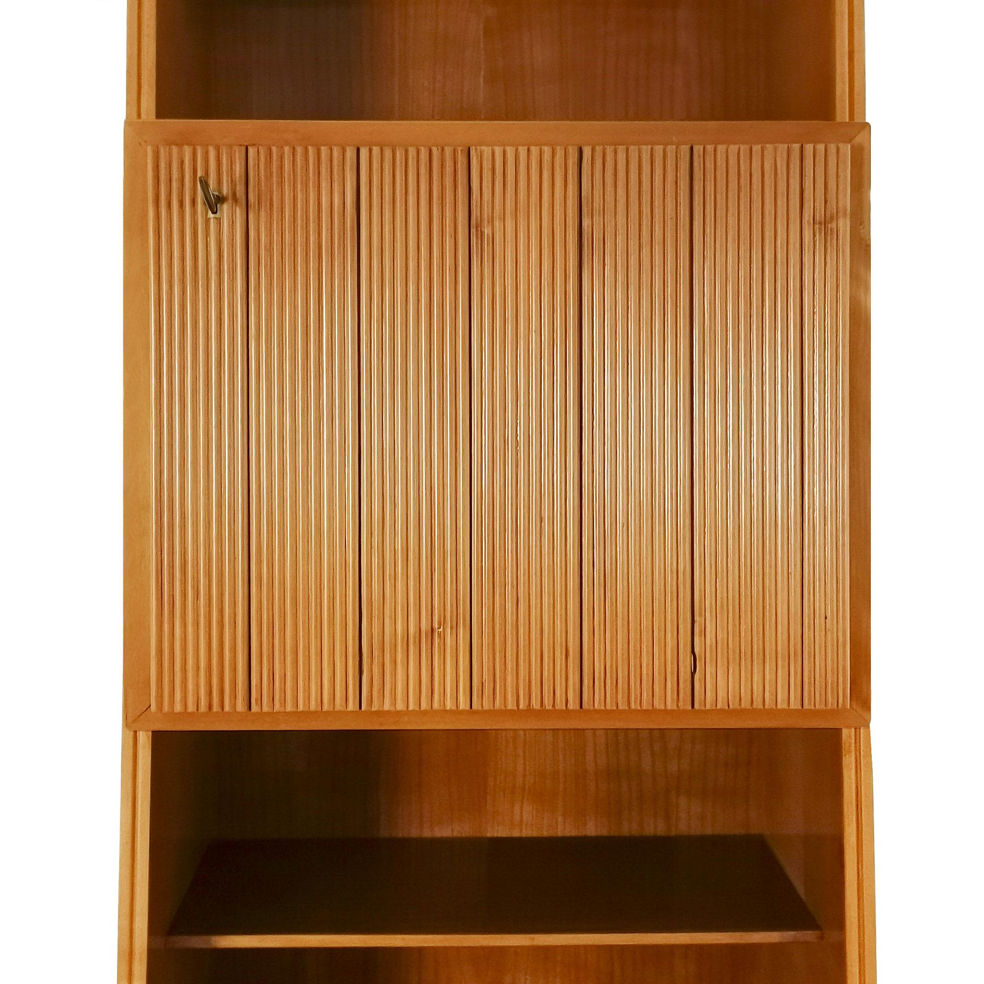 Bibliothèque en bois de cerisier moderne du milieu du siècle avec étagères et deux portes - Italie en vente 1