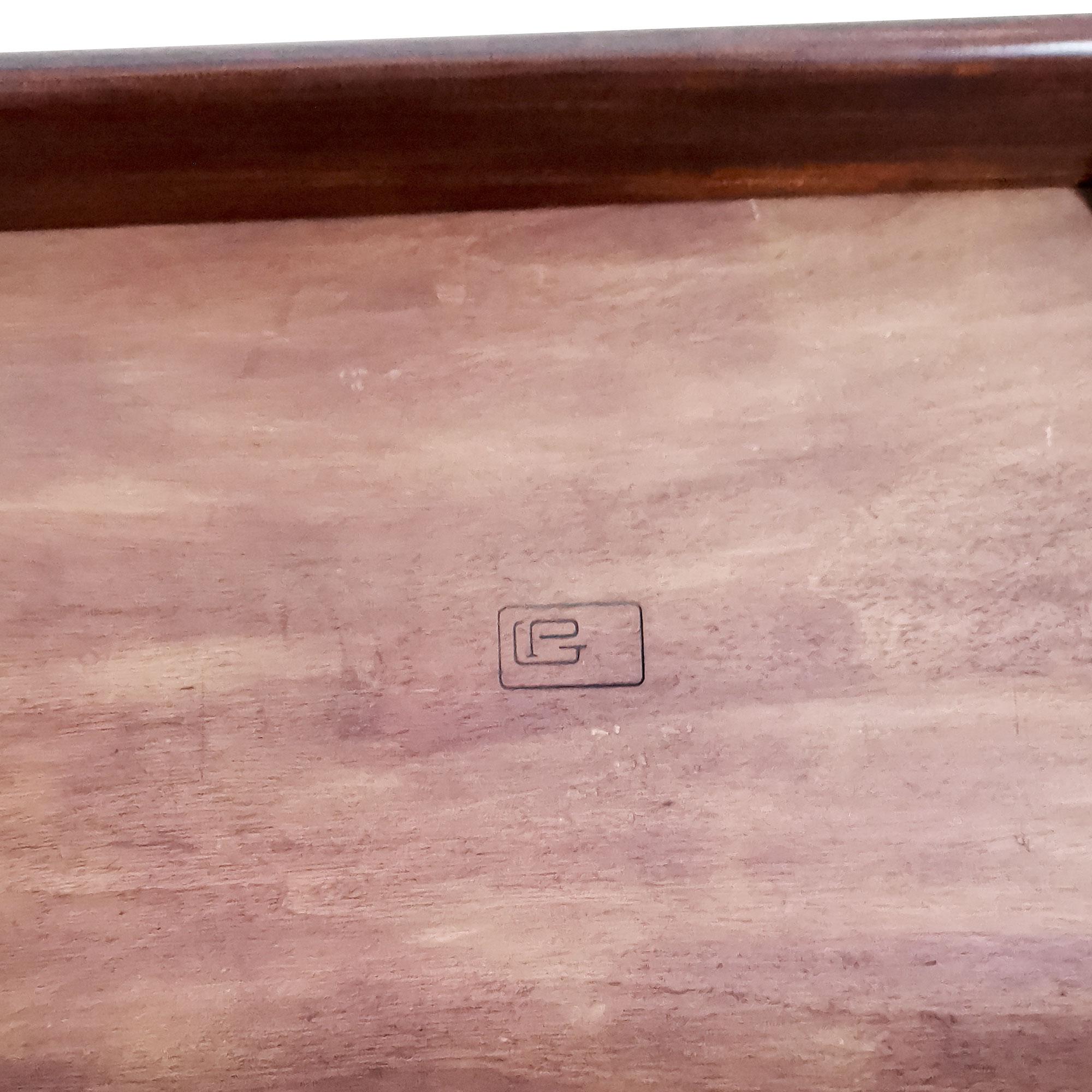 Table basse moderne du milieu du siècle avec porte-revues, acajou et laiton - Italie en vente 7