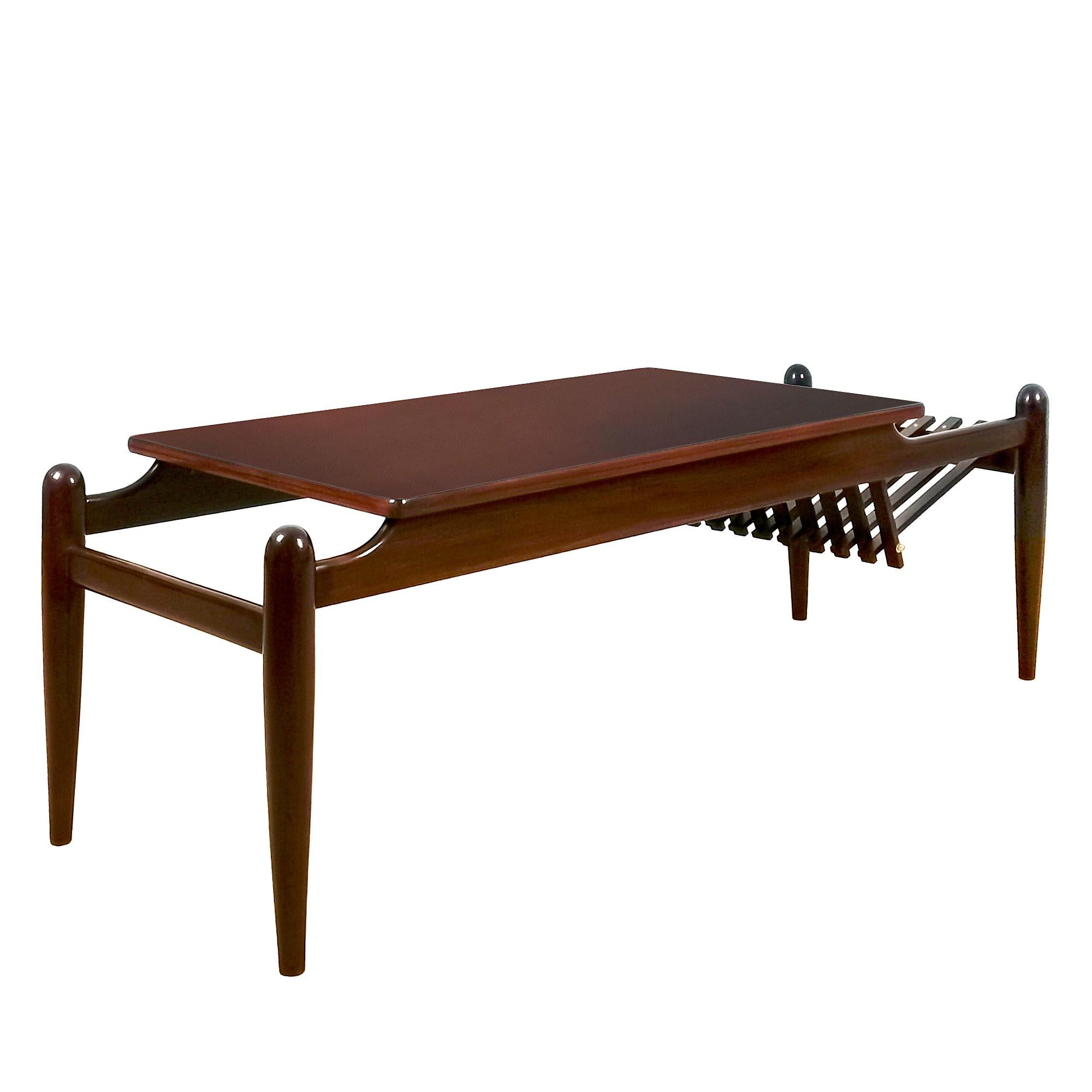 Mid-Century Modern Coffee Table with Magazine Rack, Mahogany and Brass - Italy In Good Condition For Sale In Girona, ES