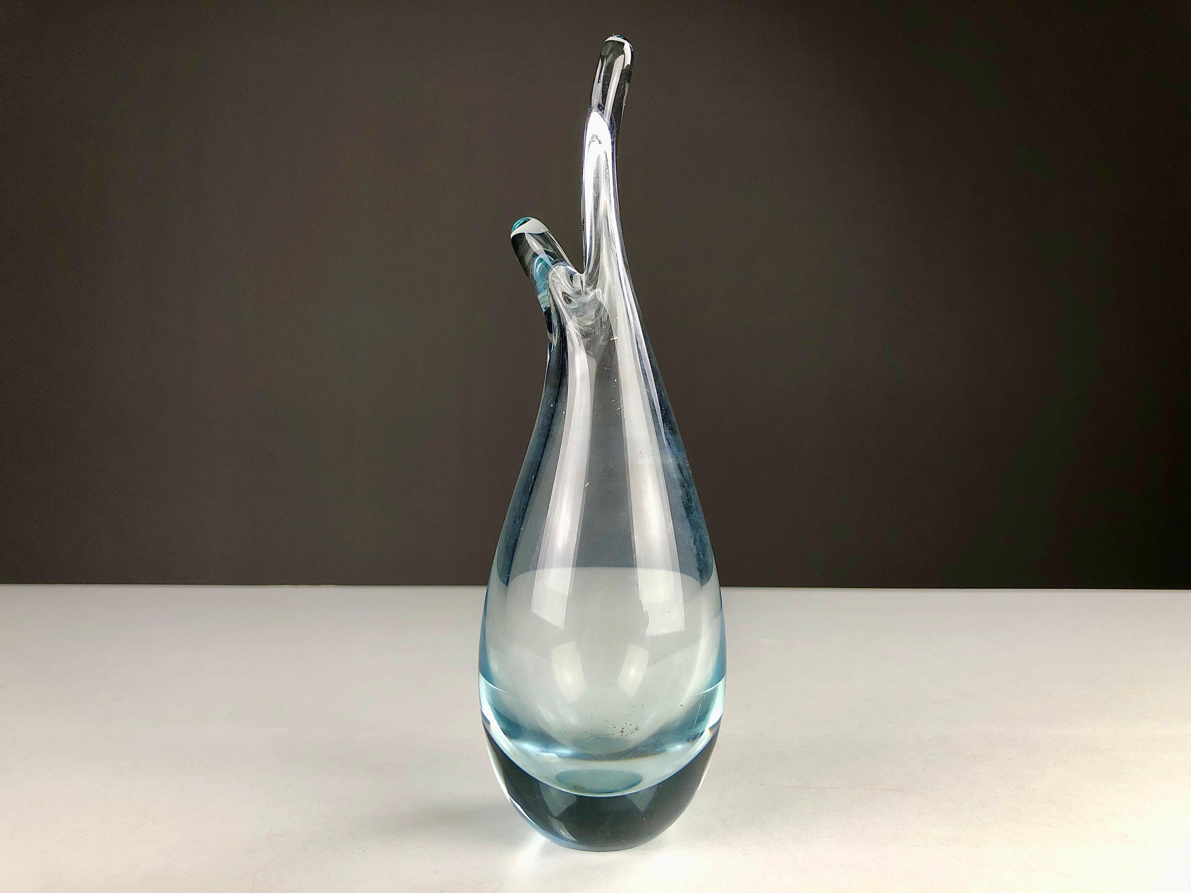 Vase en verre soufflé danois des années 1950 par Per Lütken pour Holmegaard. 

Le vase est gravé de la signature de Per Lütkens, de l'année de production (1958) et du nom de Holmegaard.

Le verrier danois Per Lütken (1916 - 1998) a travaillé chez