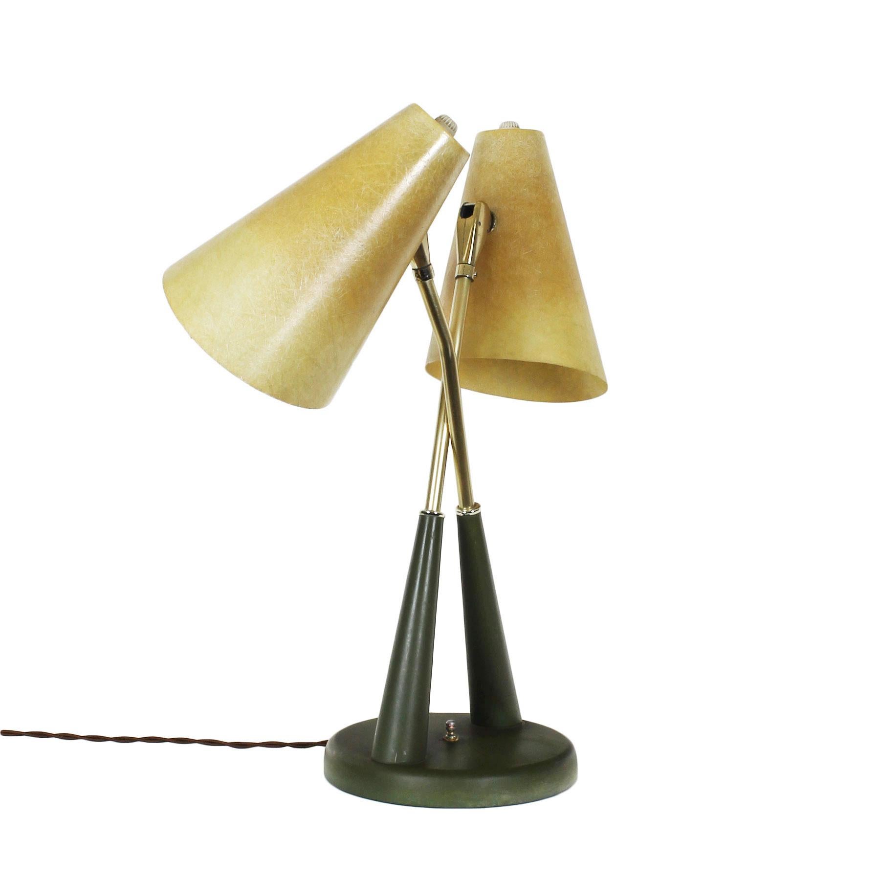 Mid-Century Modern Lampe de bureau double moderne du milieu du siècle, en fibre de verre et aluminium, orientable - États-Unis en vente