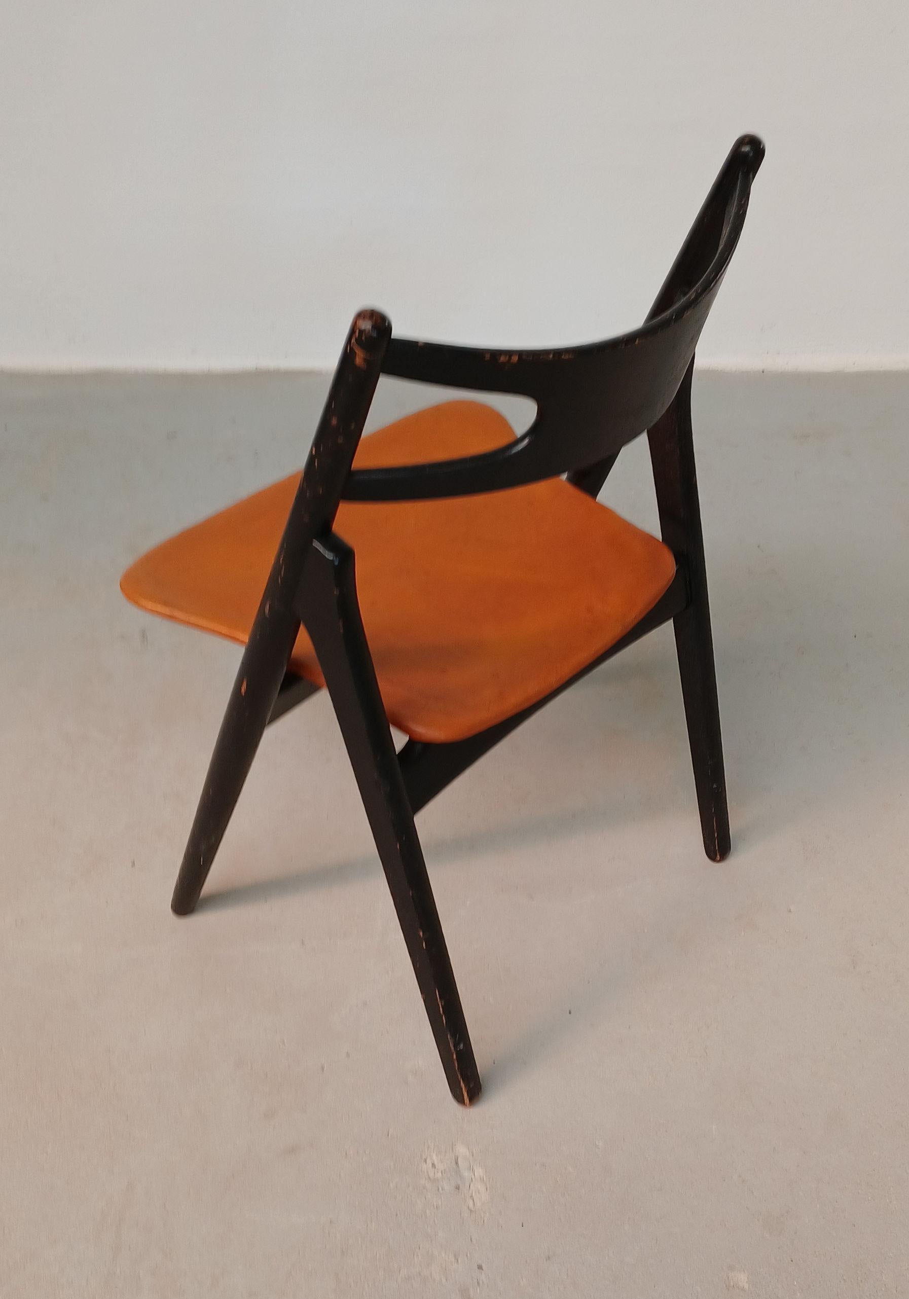 1950's Early Edition Patinated Hans Wegner Sawbuck Chair mit Original Leder (Skandinavische Moderne) im Angebot