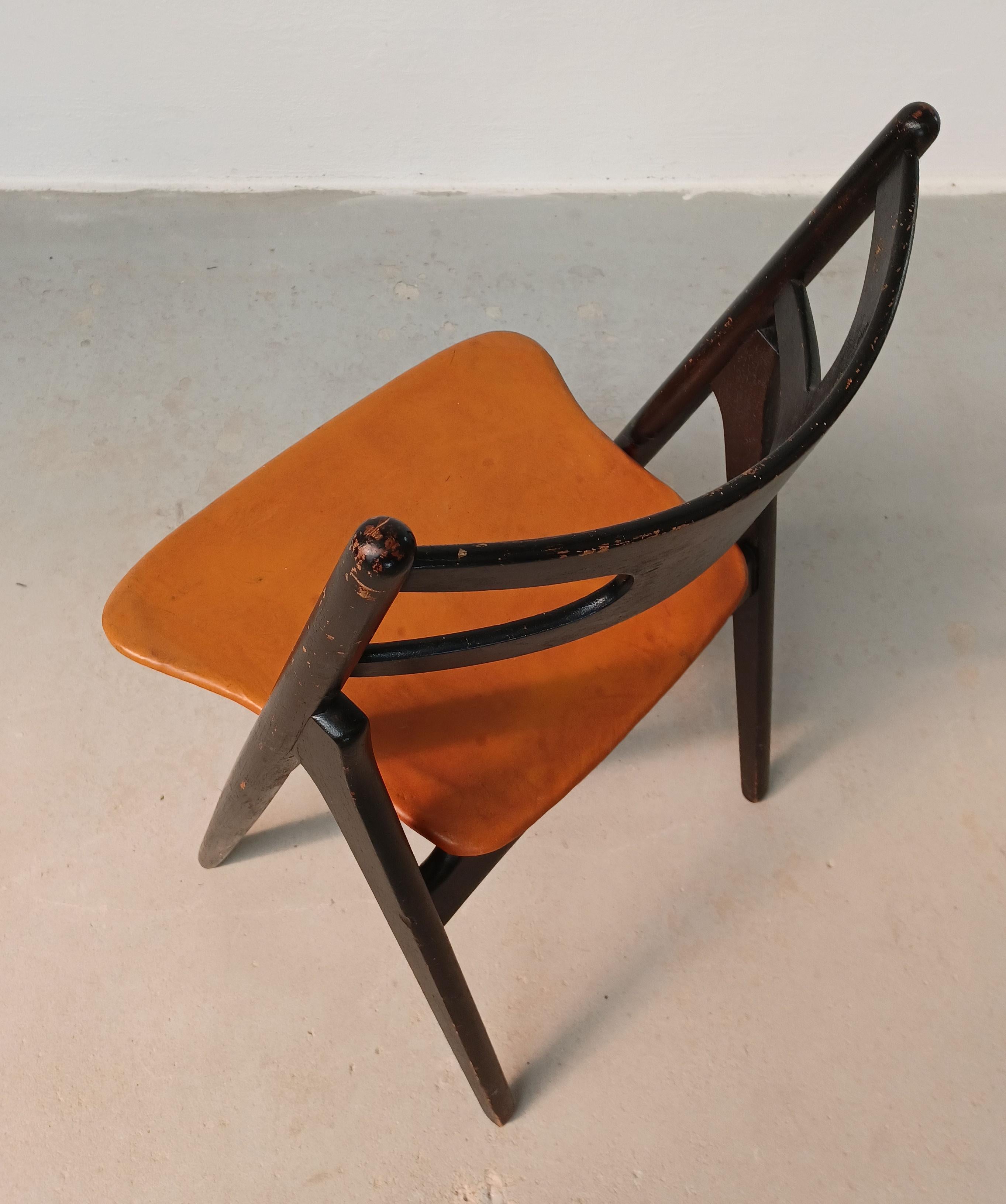 1950's Early Edition Patinated Hans Wegner Sawbuck Chair mit Original Leder (Dänisch) im Angebot