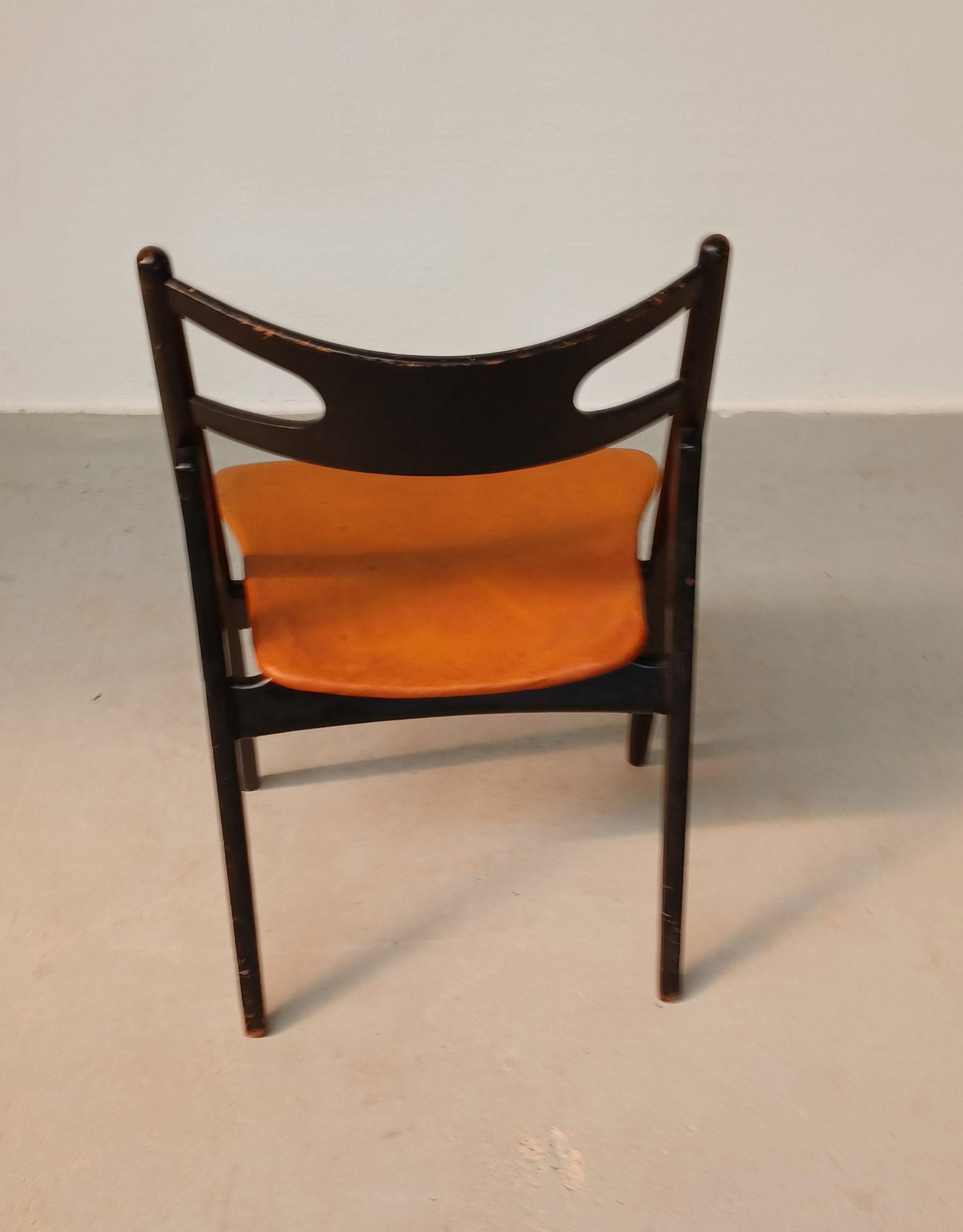 1950's Early Edition Patinated Hans Wegner Sawbuck Chair mit Original Leder (Gemalt) im Angebot