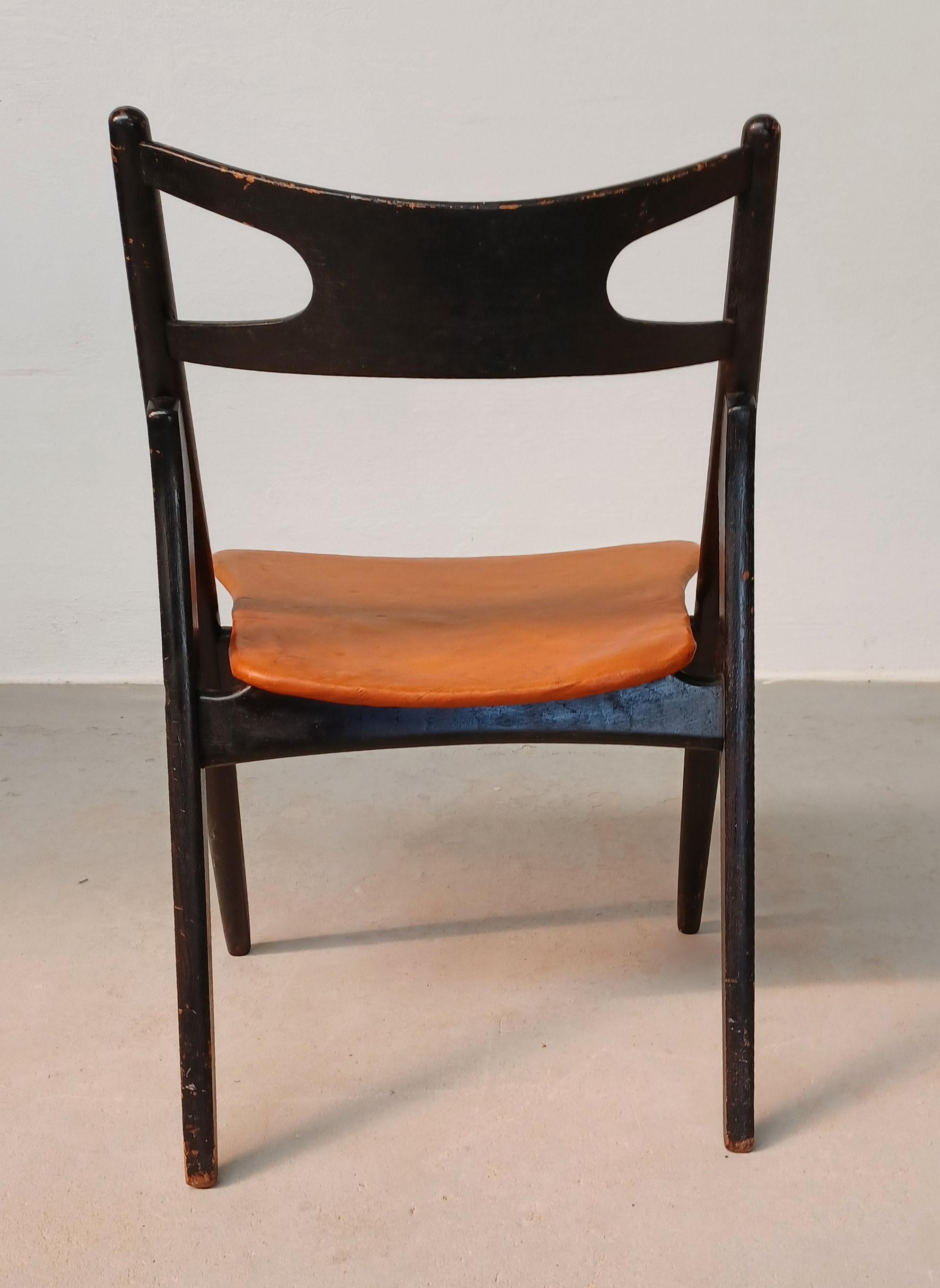 1950's Early Edition Patinated Hans Wegner Sawbuck Chair mit Original Leder im Zustand „Starke Gebrauchsspuren“ im Angebot in Knebel, DK